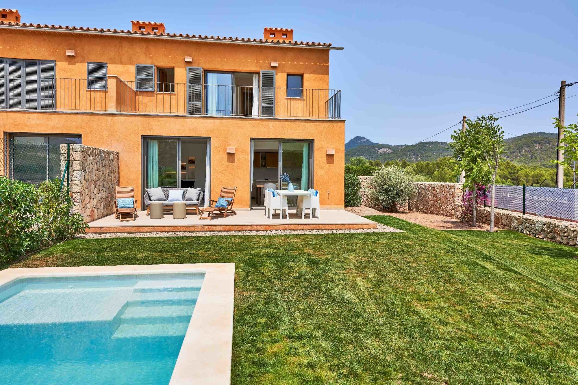 NUEVA CONSTRUCCIÓN (en construcción): Casa adosada con piscina privada