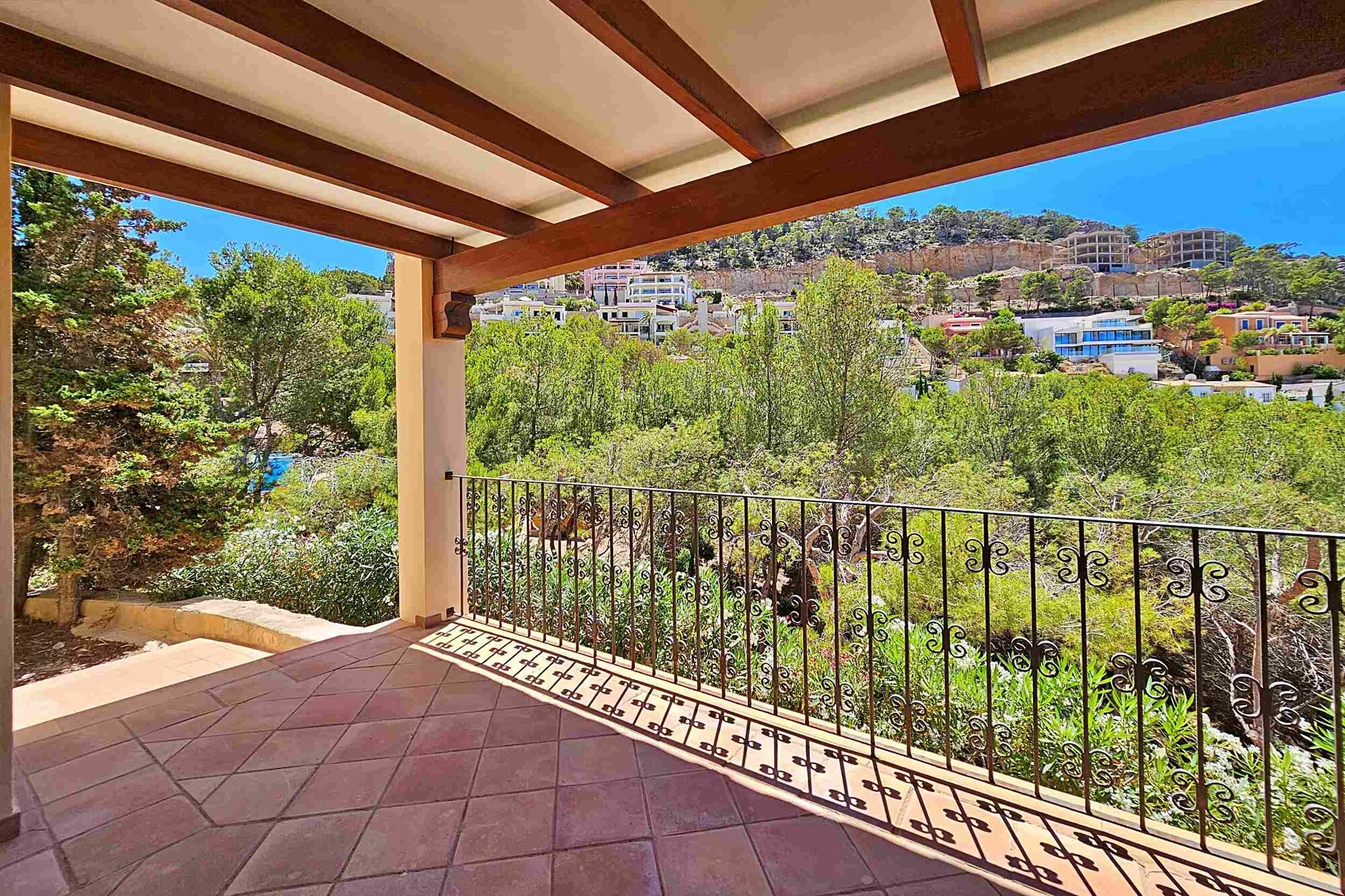 Renoviertes Erdgeschoss-Apartment mit Meerblick