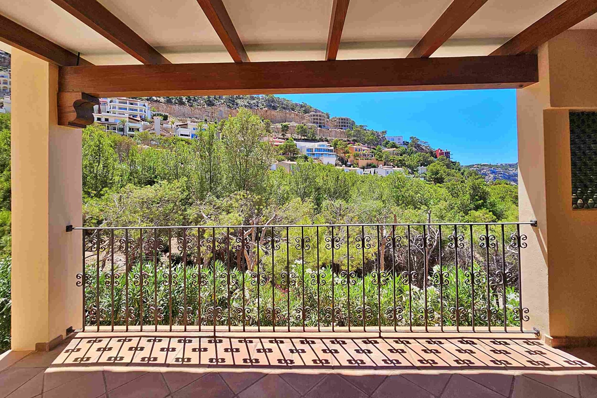 Renoviertes Erdgeschoss-Apartment mit Meerblick