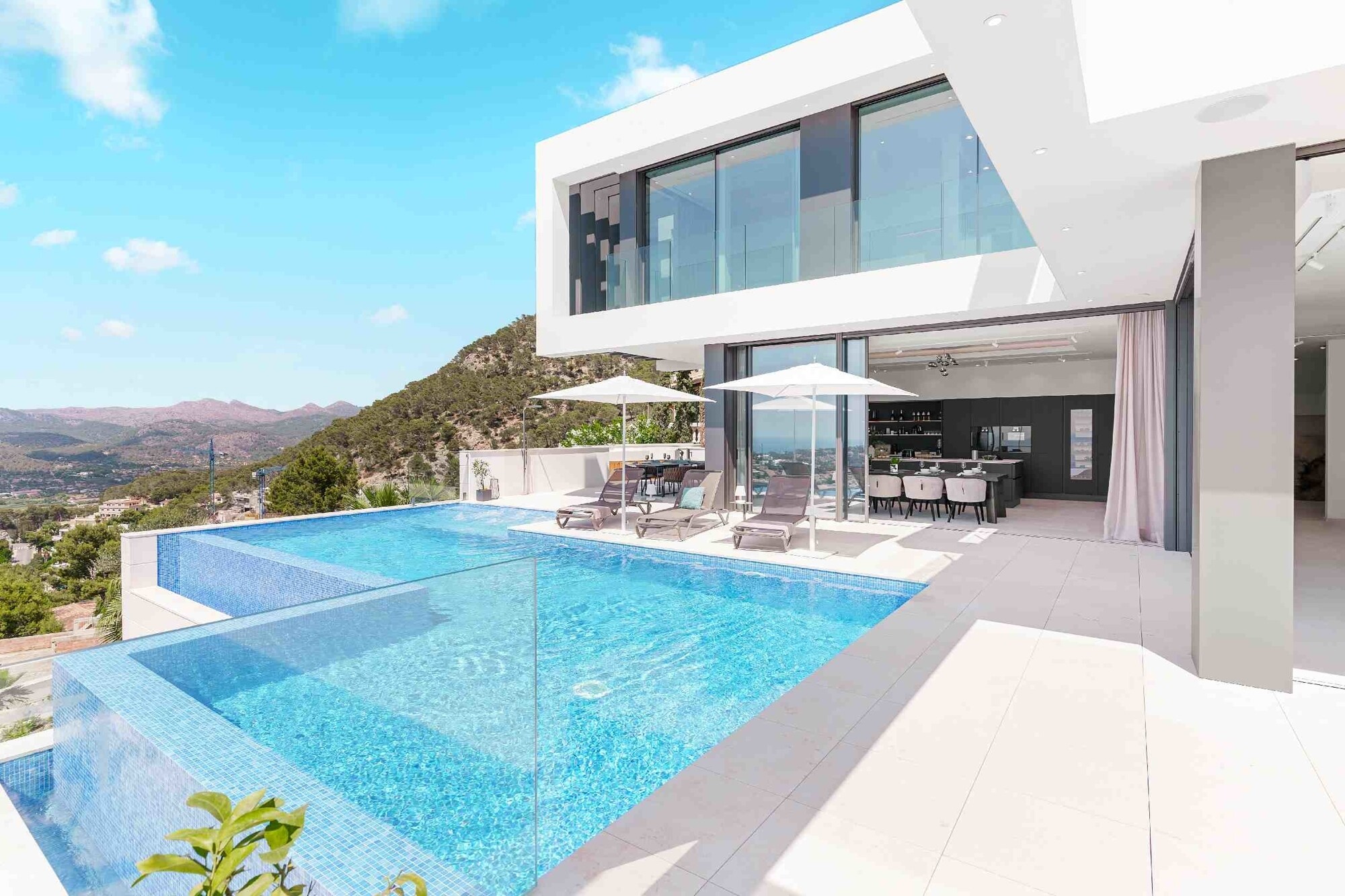 NEW CONSTRUCTION (UNDER CONSTRUCTION): Modern luxury villa in Cala Llamp