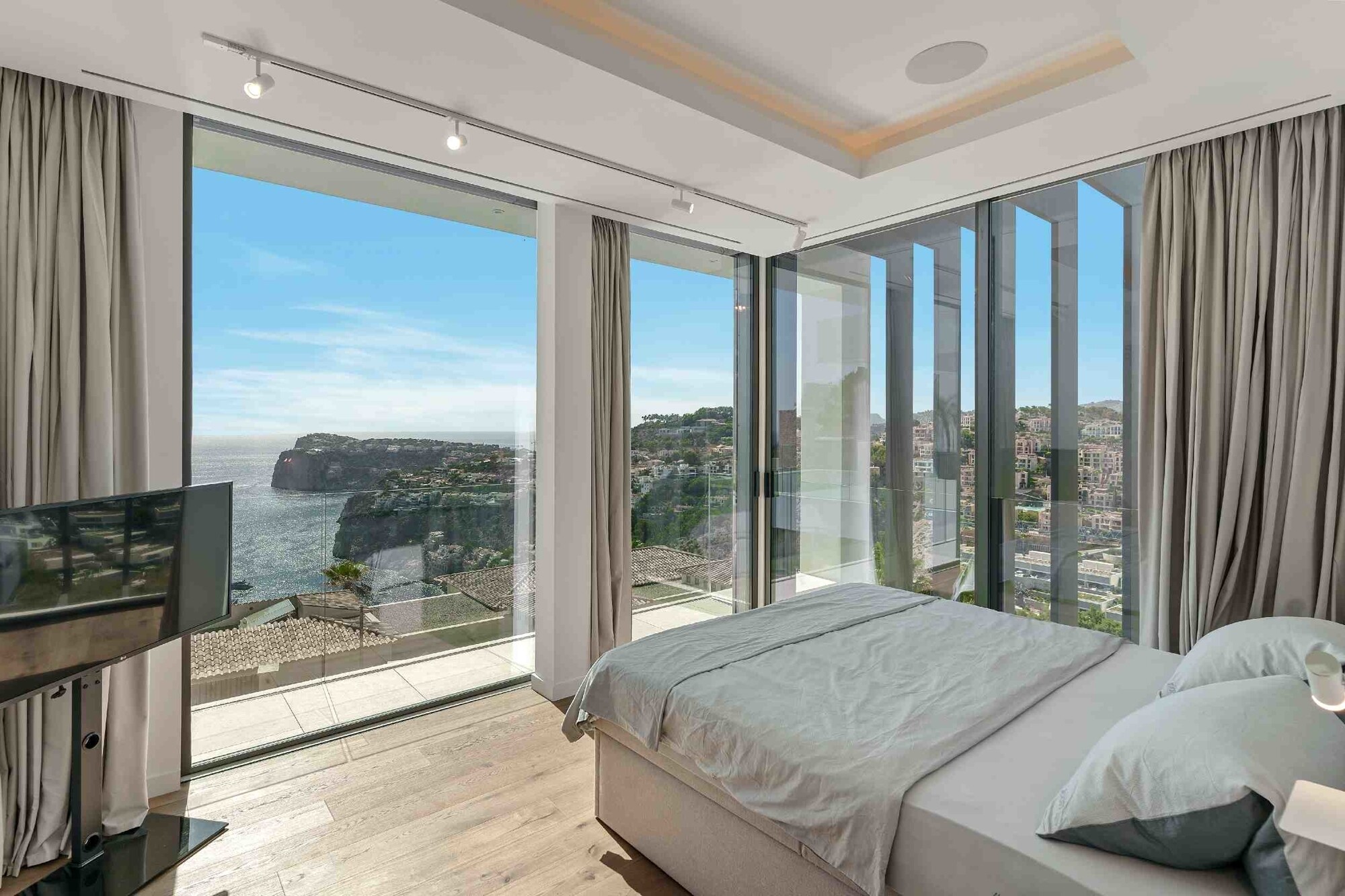 NEW CONSTRUCTION (UNDER CONSTRUCTION): Modern luxury villa in Cala Llamp