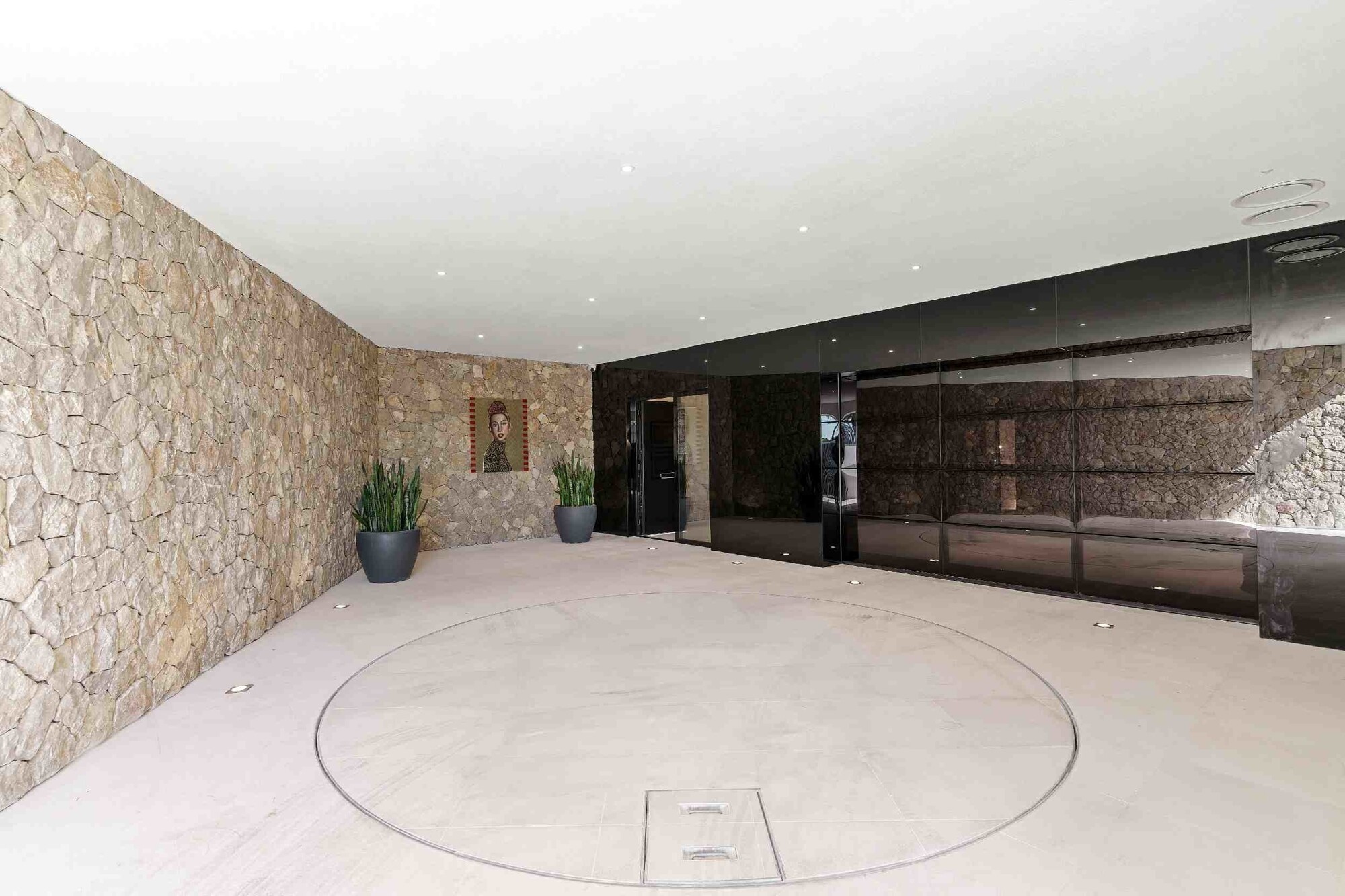 NEW CONSTRUCTION (UNDER CONSTRUCTION): Modern luxury villa in Cala Llamp