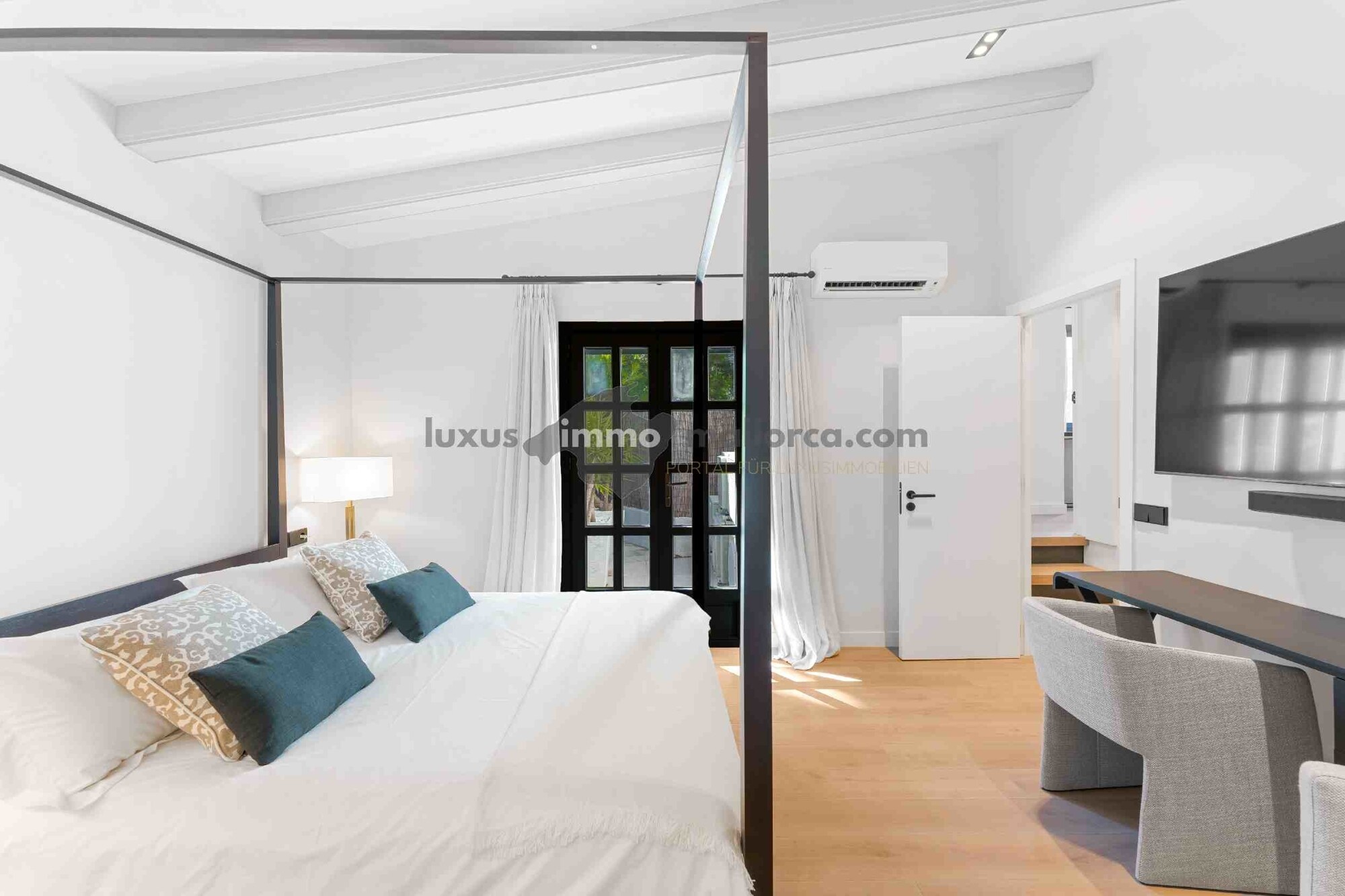 Modernized villa near the marina