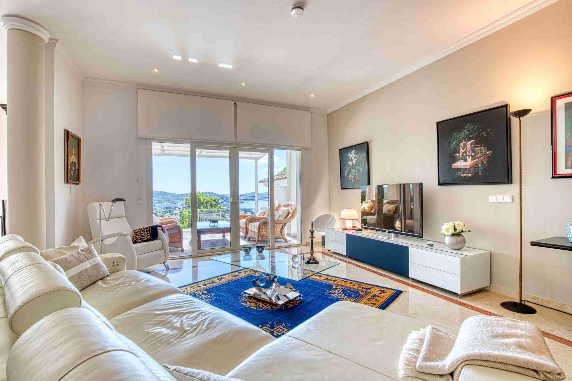 Majestic villa with sea views and XXL garage