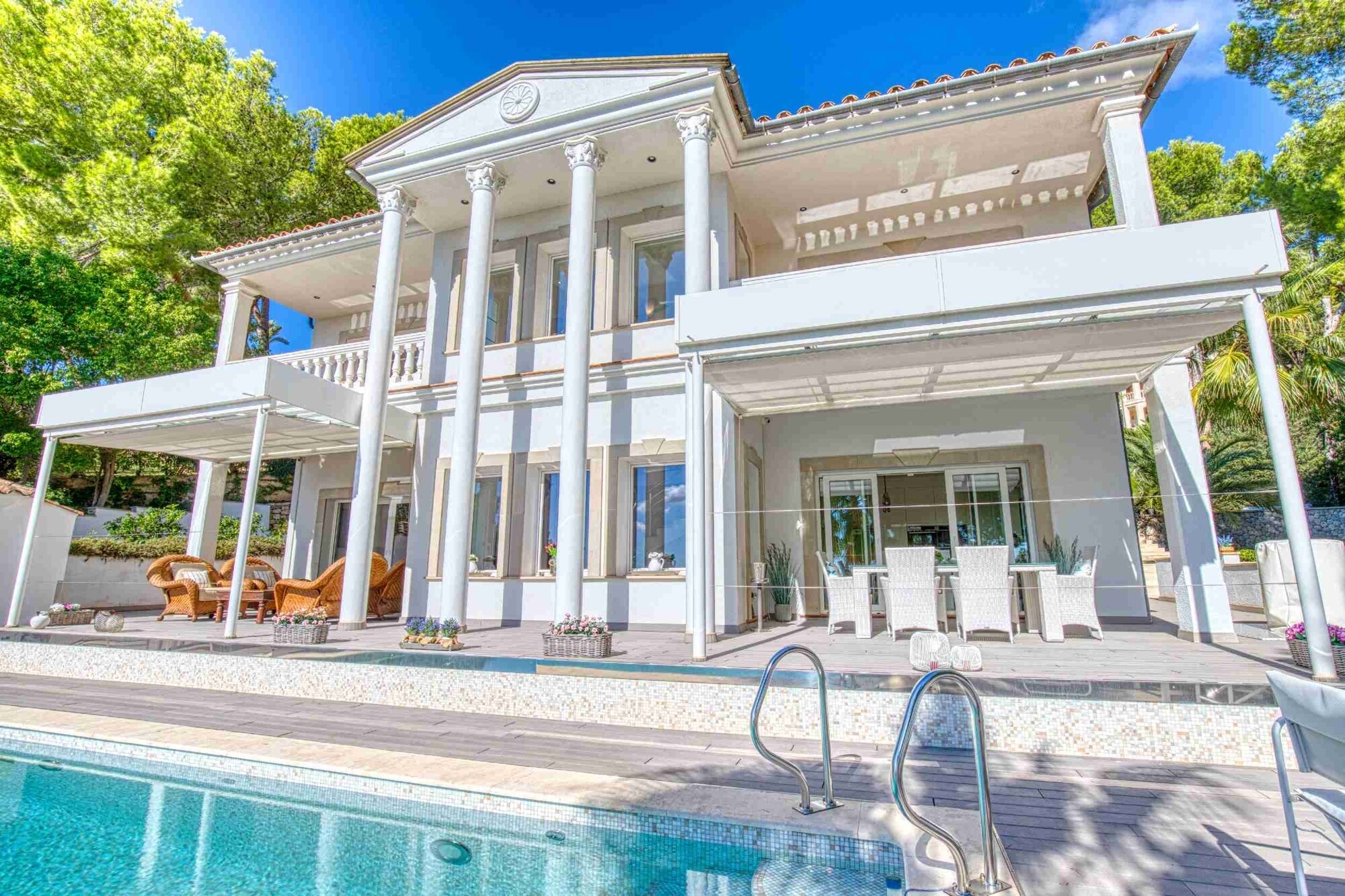 Majestic villa with sea views and XXL garage