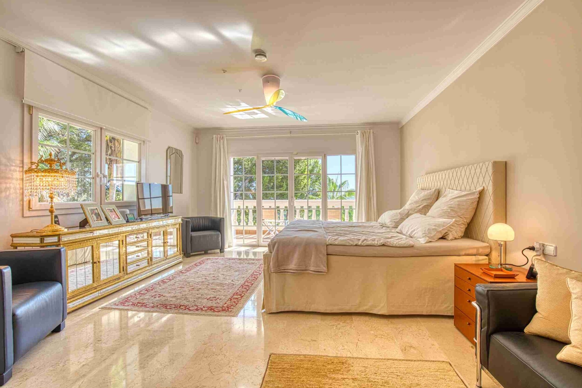 Majestic villa with sea views and XXL garage
