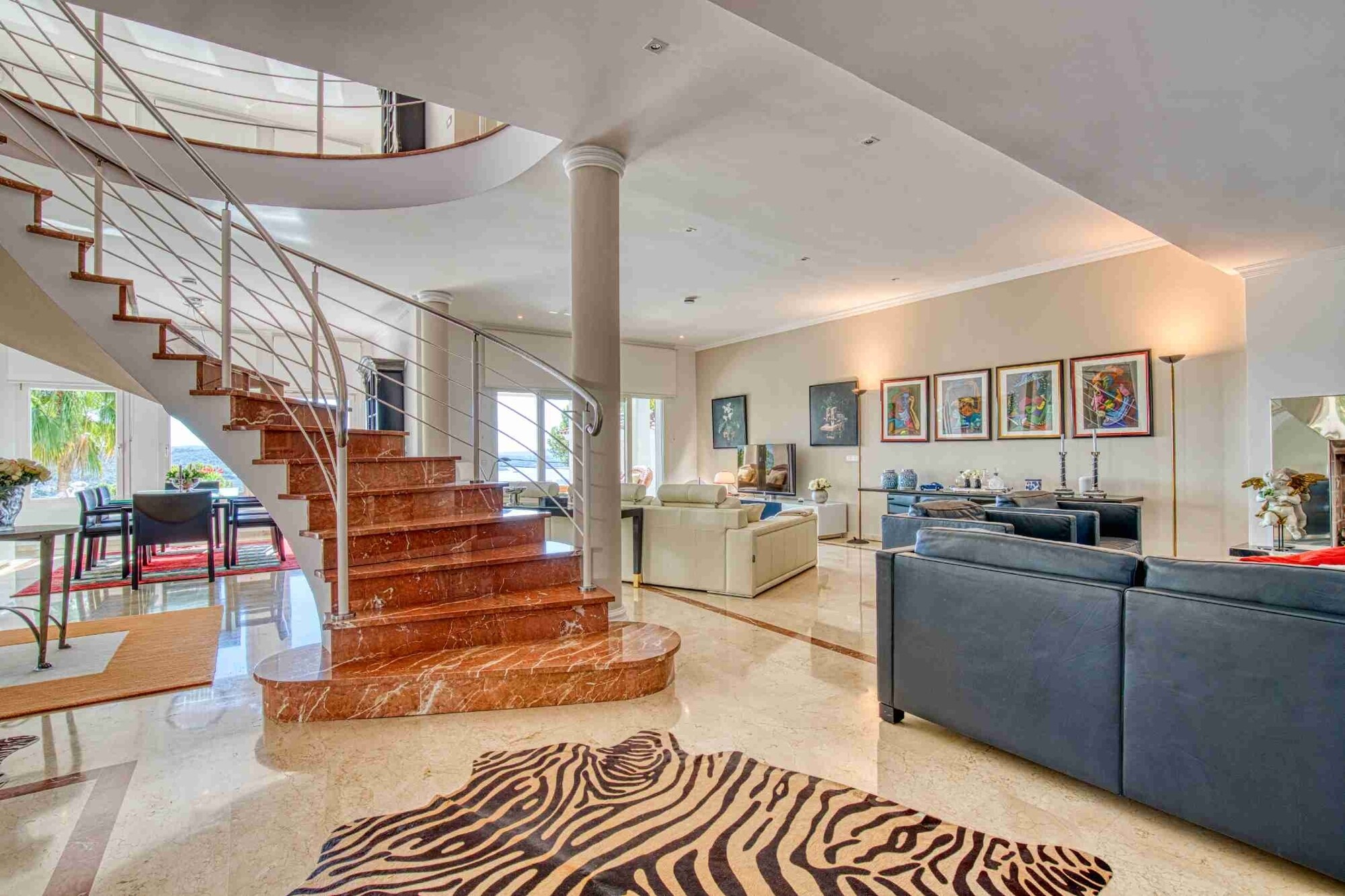 Majestic villa with sea views and XXL garage