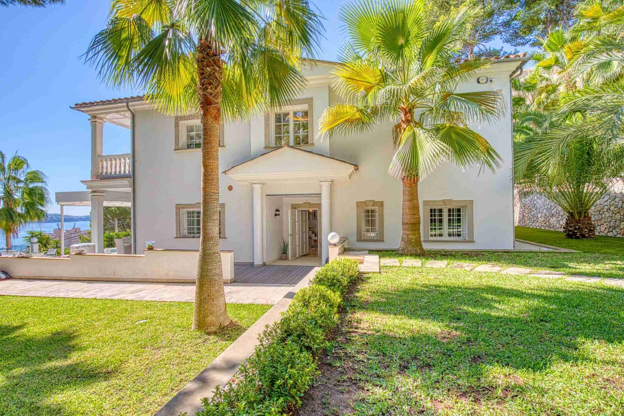 Majestic villa with sea views and XXL garage