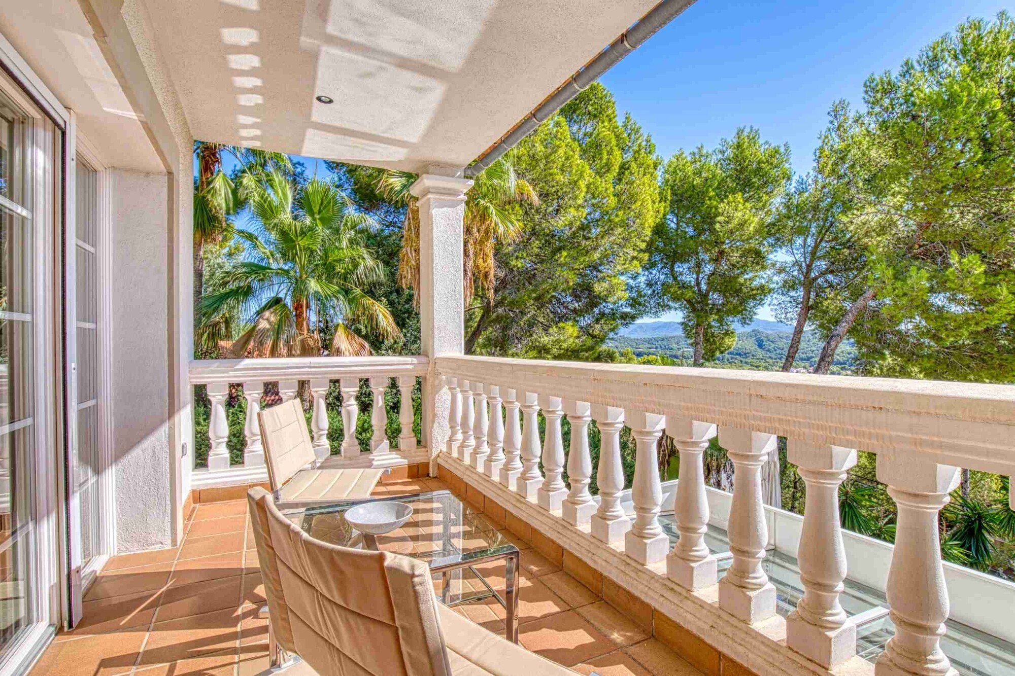 Majestic villa with sea views and XXL garage