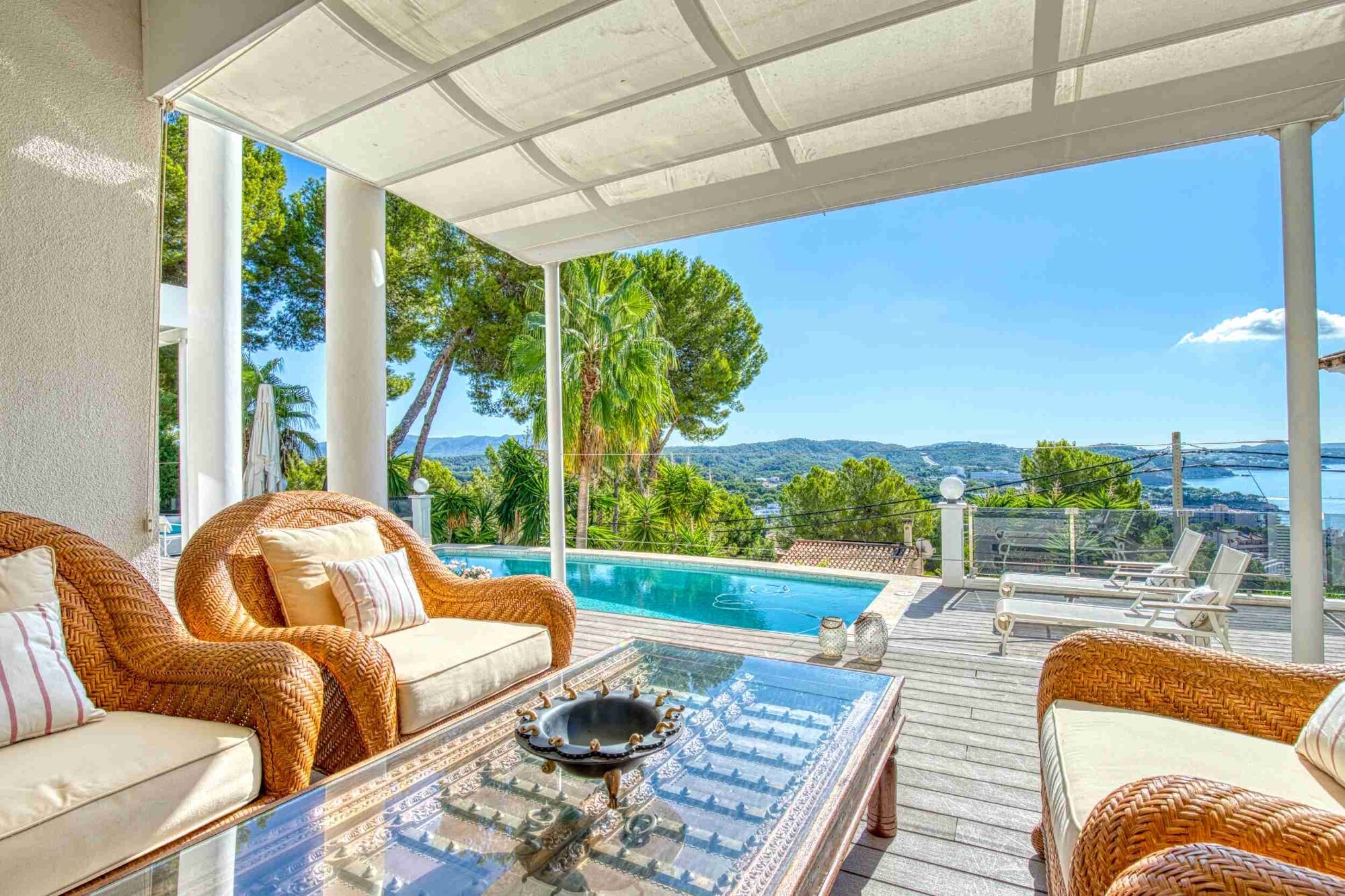 Majestic villa with sea views and XXL garage