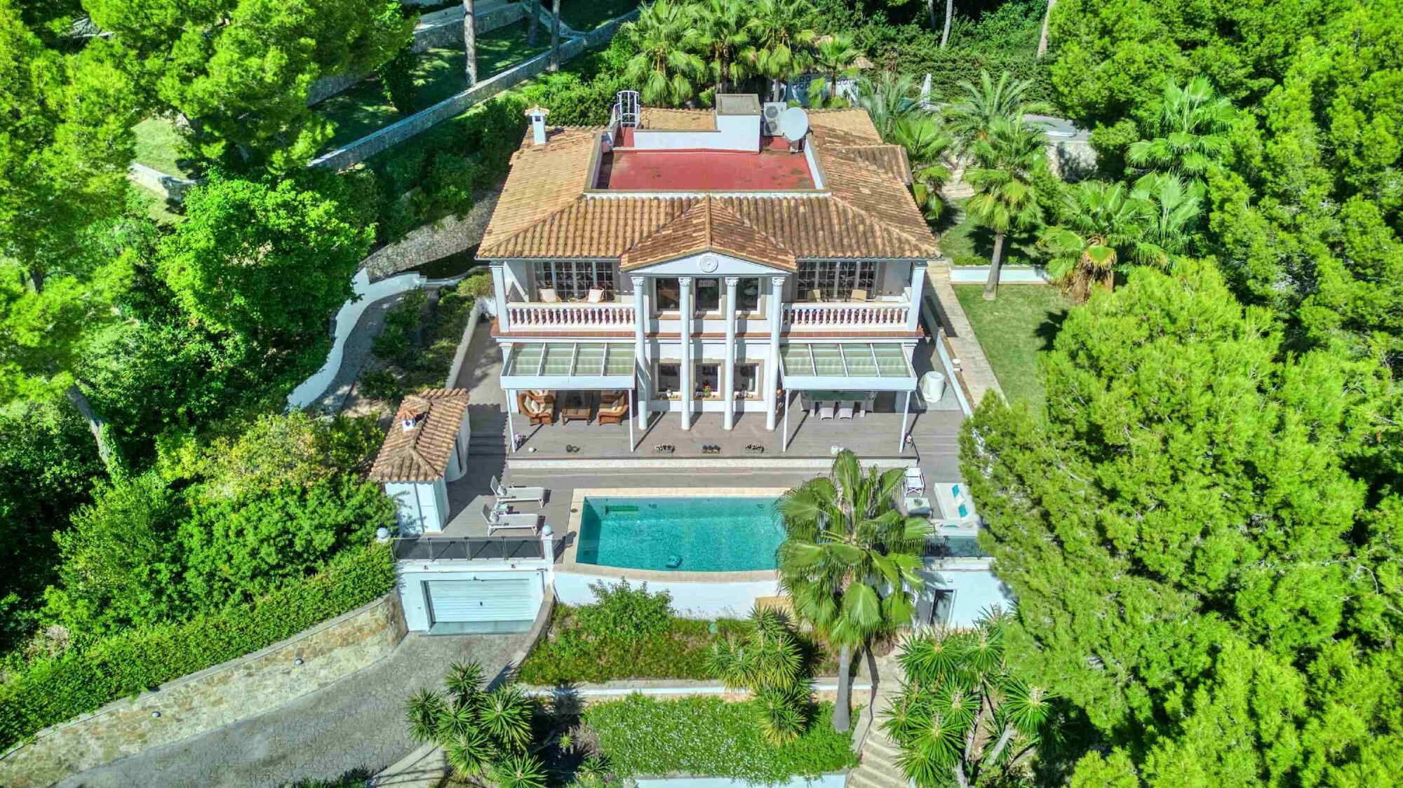 Majestic villa with sea views and XXL garage