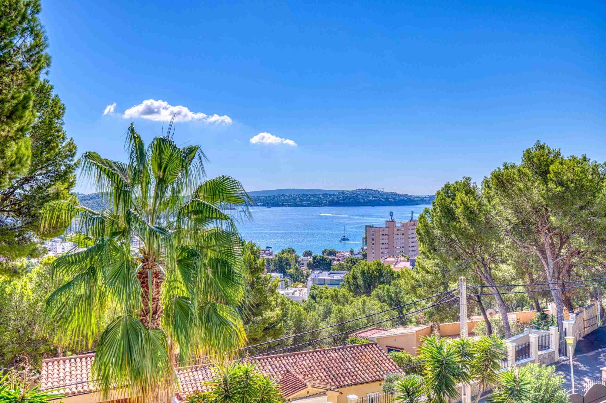 Majestic villa with sea views and XXL garage