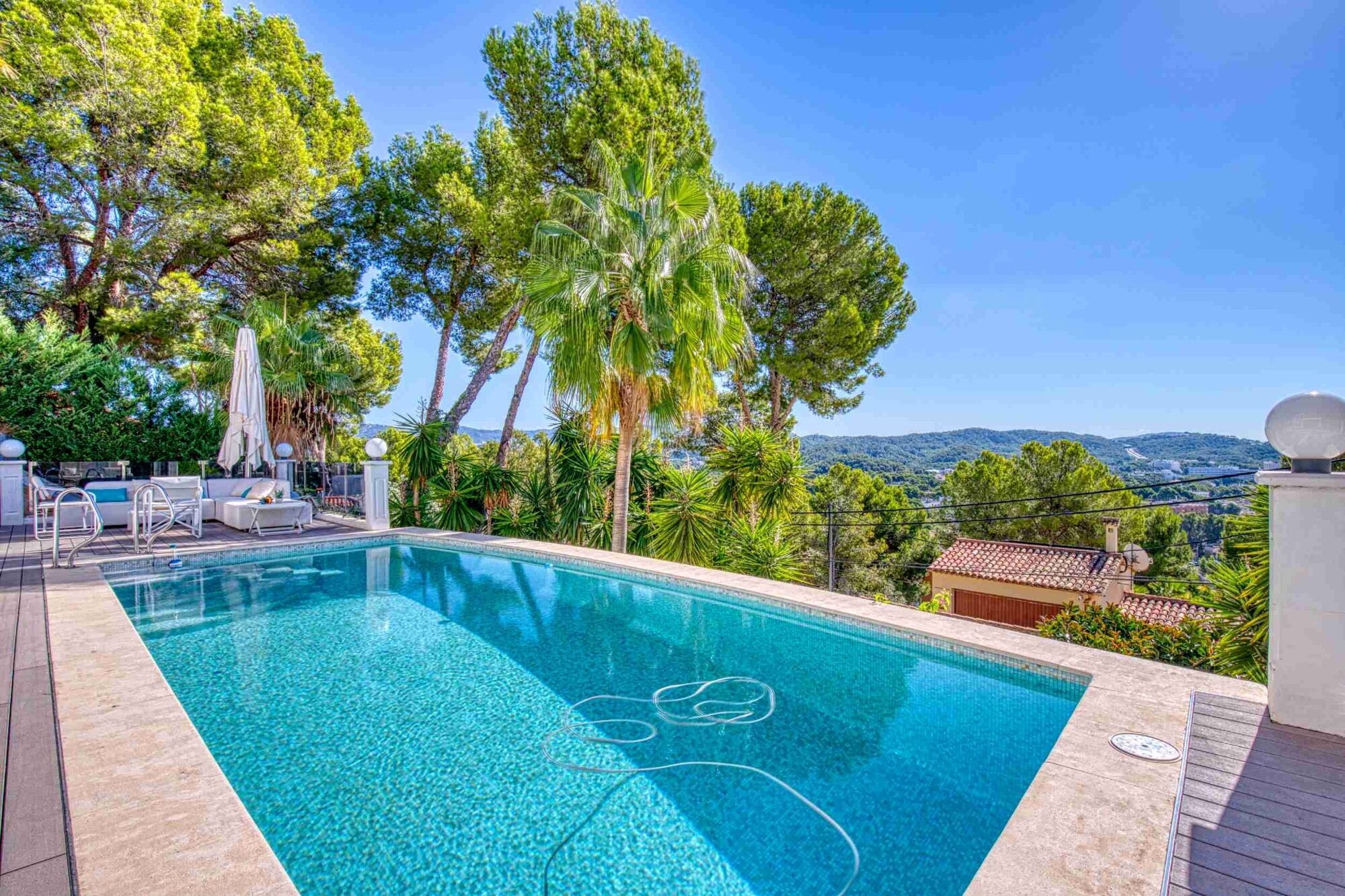Majestic villa with sea views and XXL garage