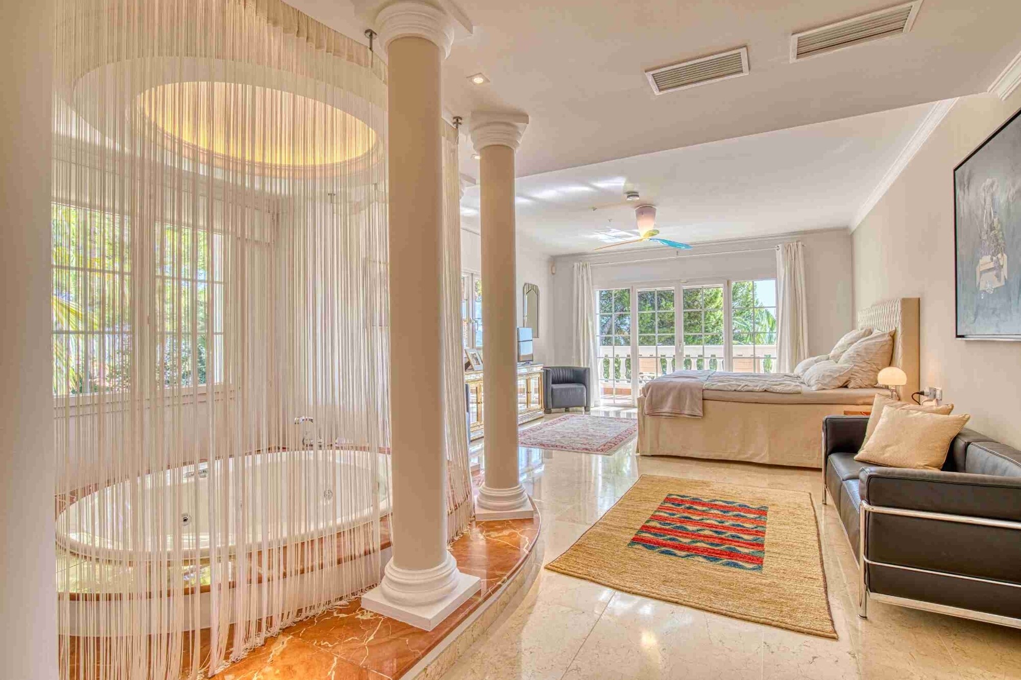 Majestic villa with sea views and XXL garage