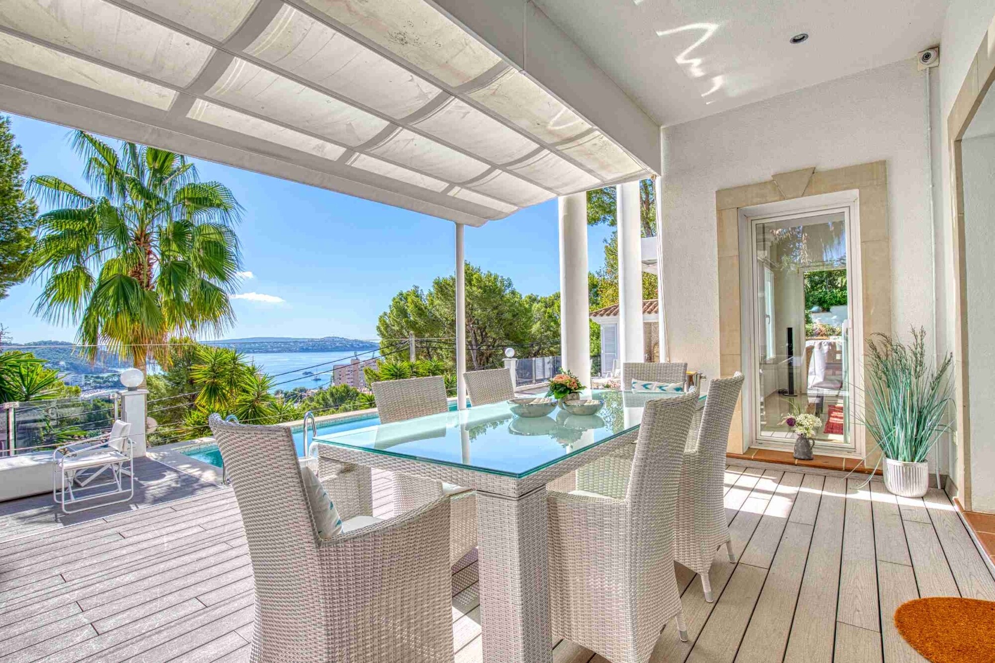 Majestic villa with sea views and XXL garage