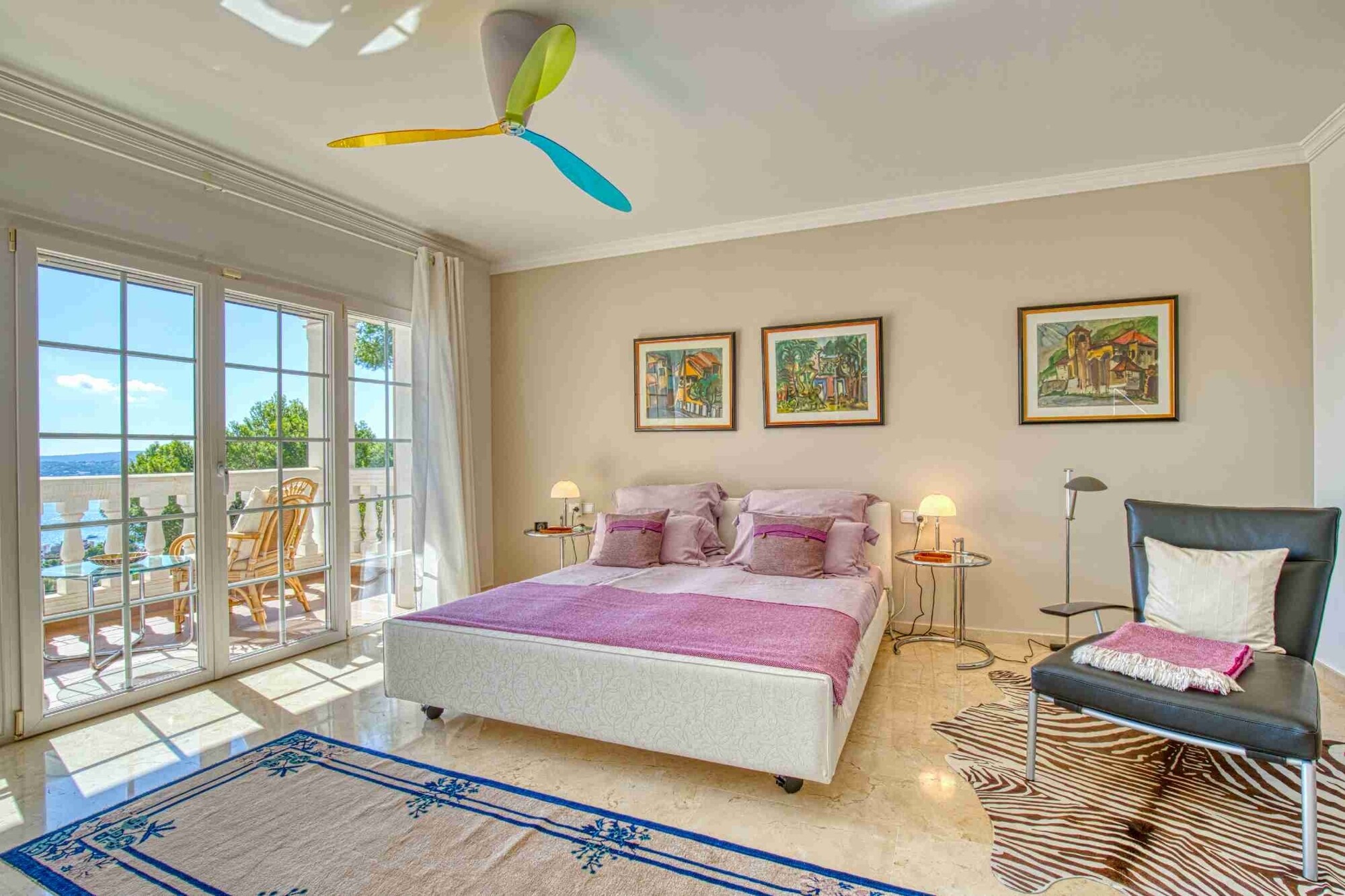 Majestic villa with sea views and XXL garage