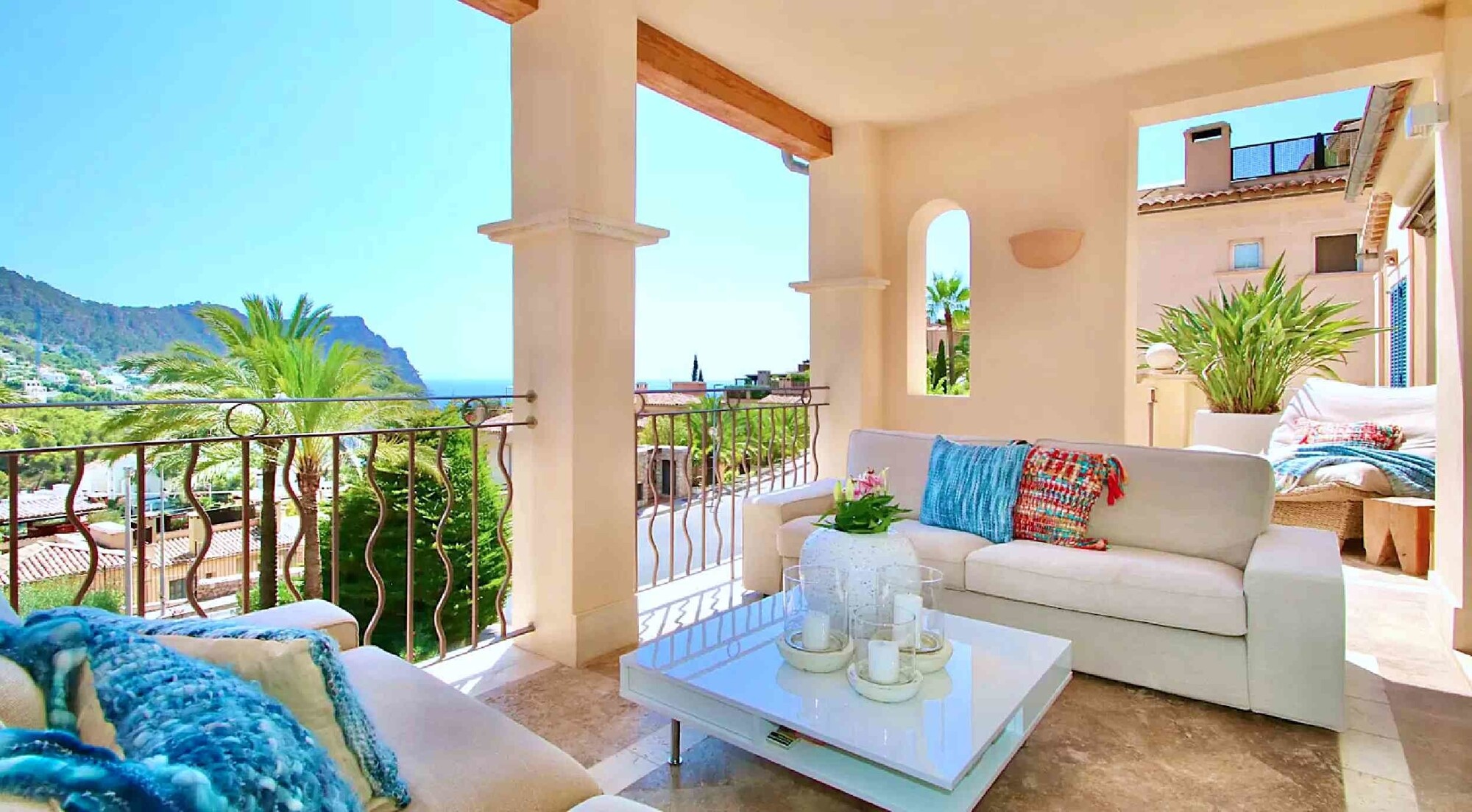 Luxury penthouse with sea view and private roof terrace
