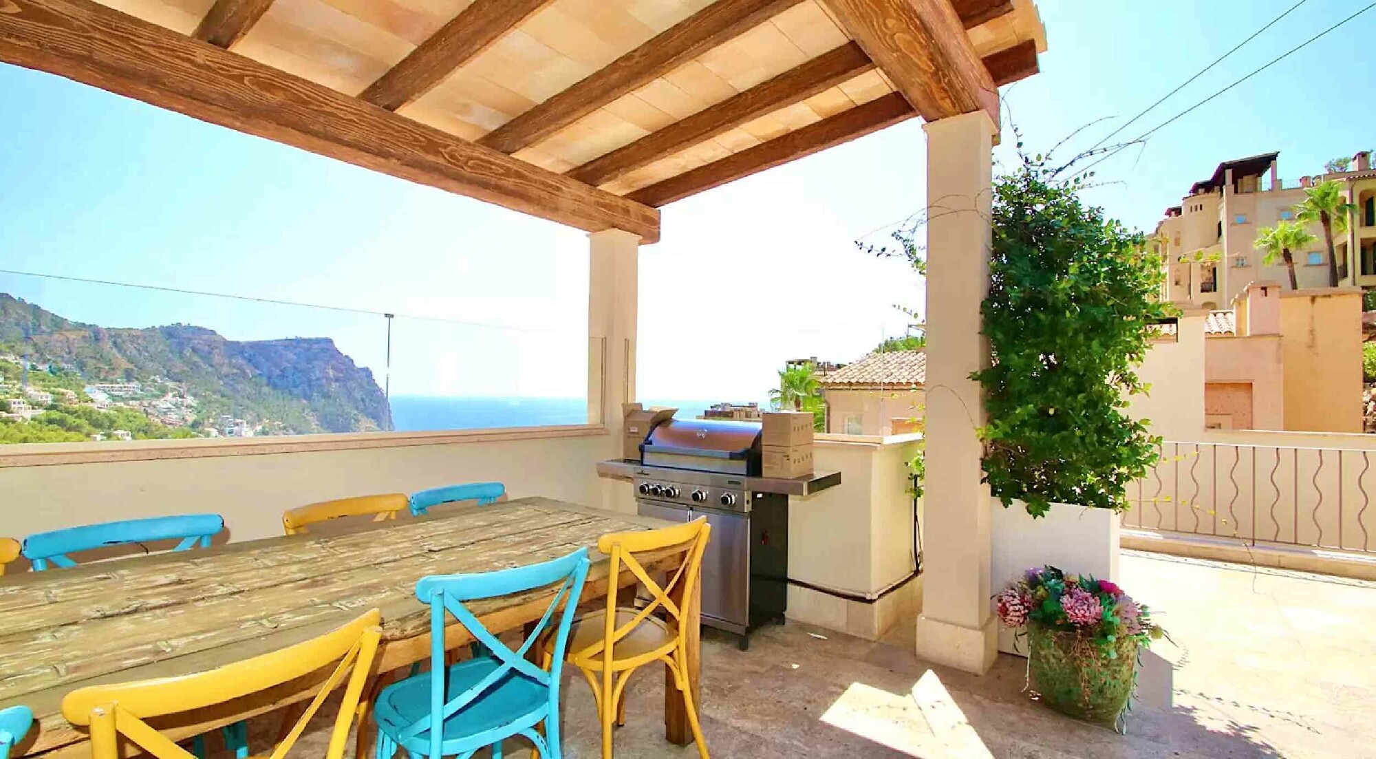 Ático de lujo con vistas al mar y apartamento independiente para invitados