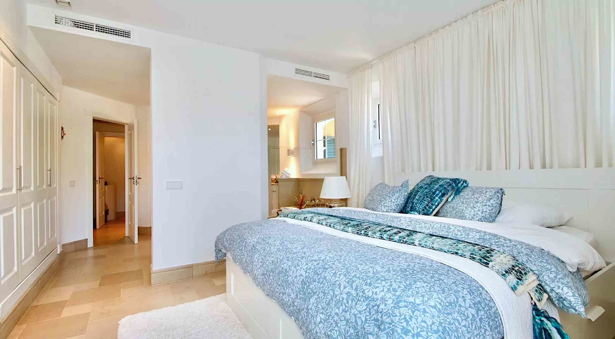 Luxury penthouse with sea view and private roof terrace