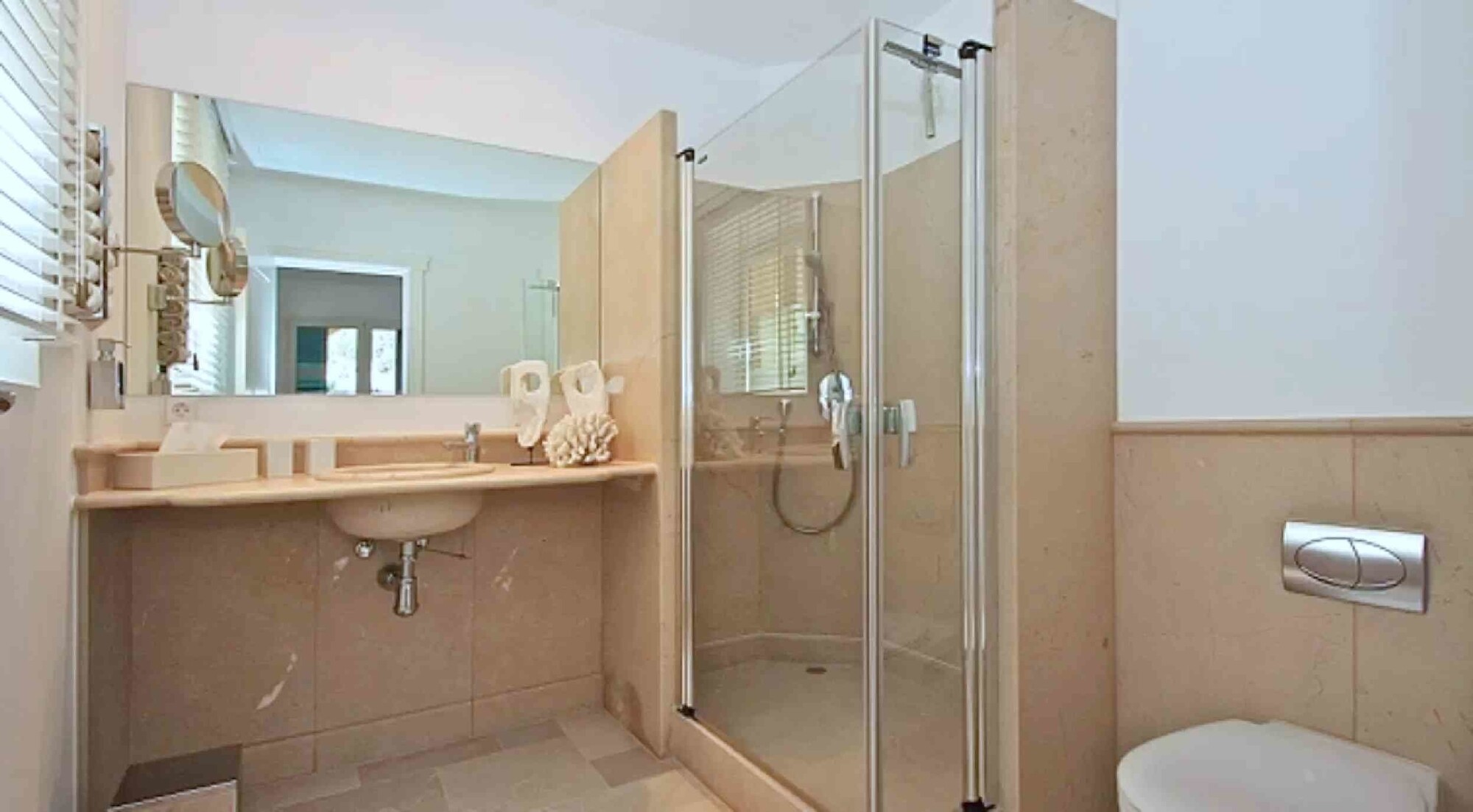 Luxury penthouse with sea view and private roof terrace