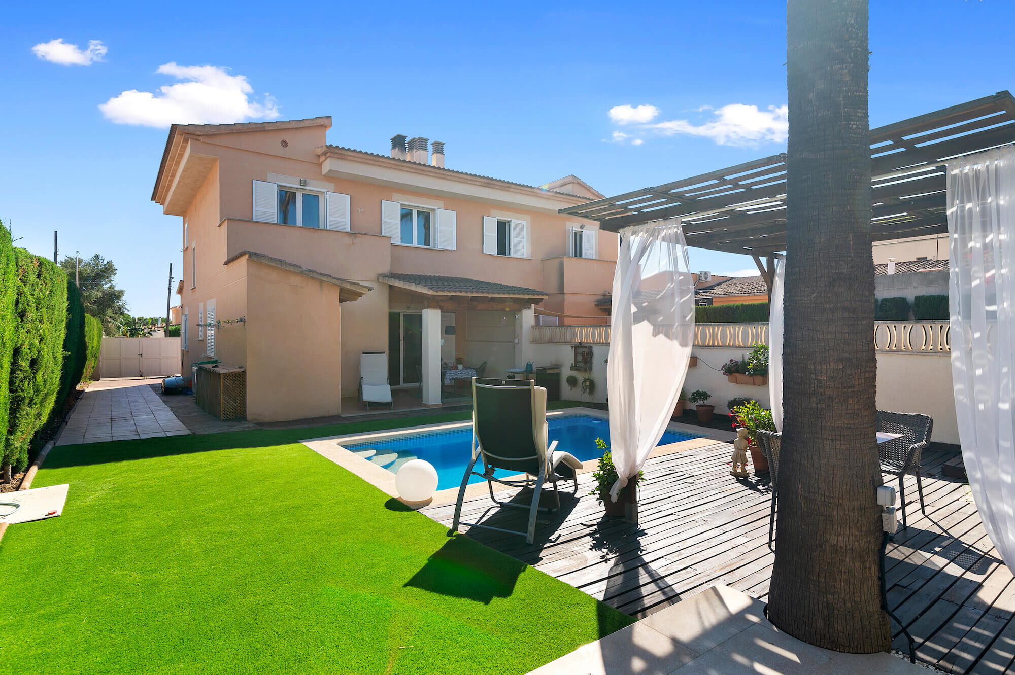 Fantastic semi-detached house with private pool