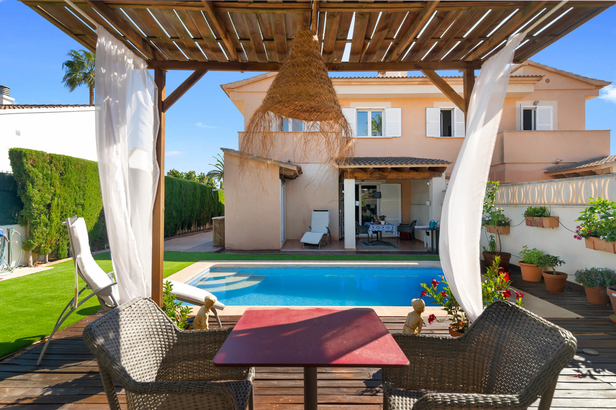 Fantastic semi-detached house with private pool