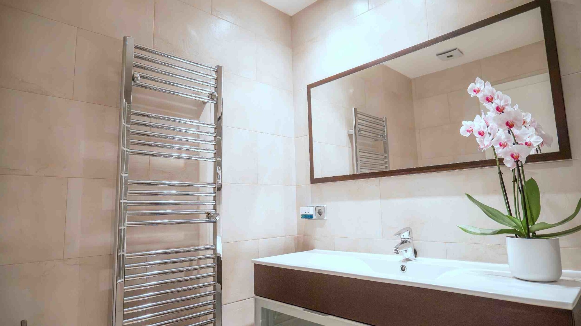 Semi-detached house in a quiet location with swimming pool and garage