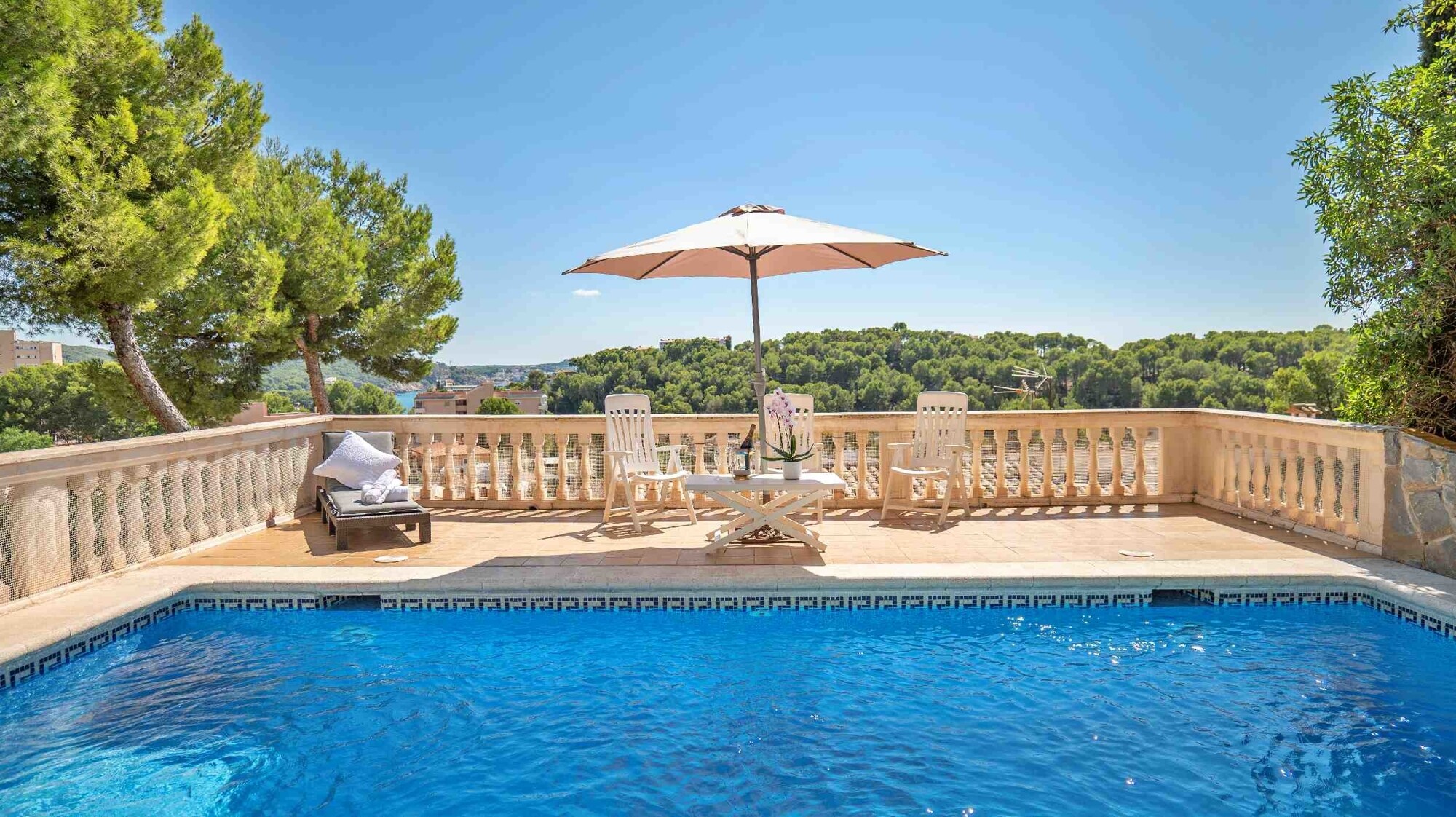 Semi-detached house in a quiet location with swimming pool and garage