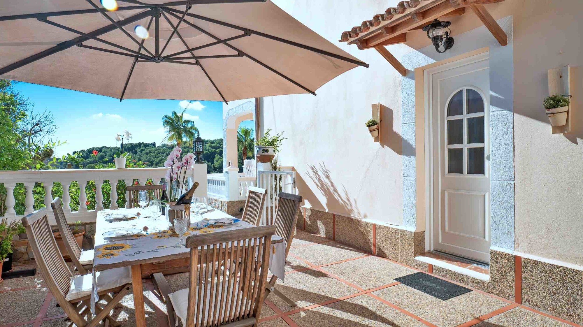 Semi-detached house in a quiet location with swimming pool and garage