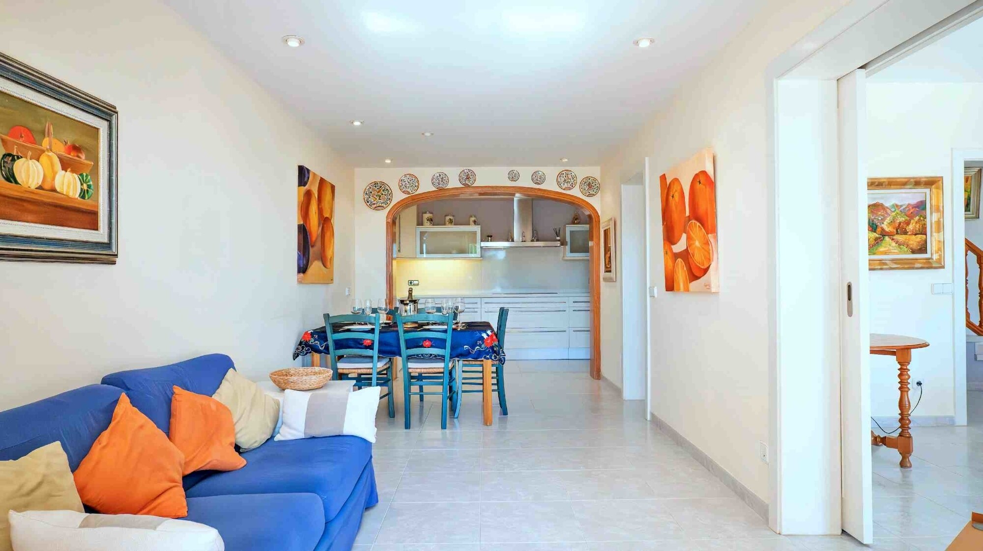 Semi-detached house in a quiet location with swimming pool and garage