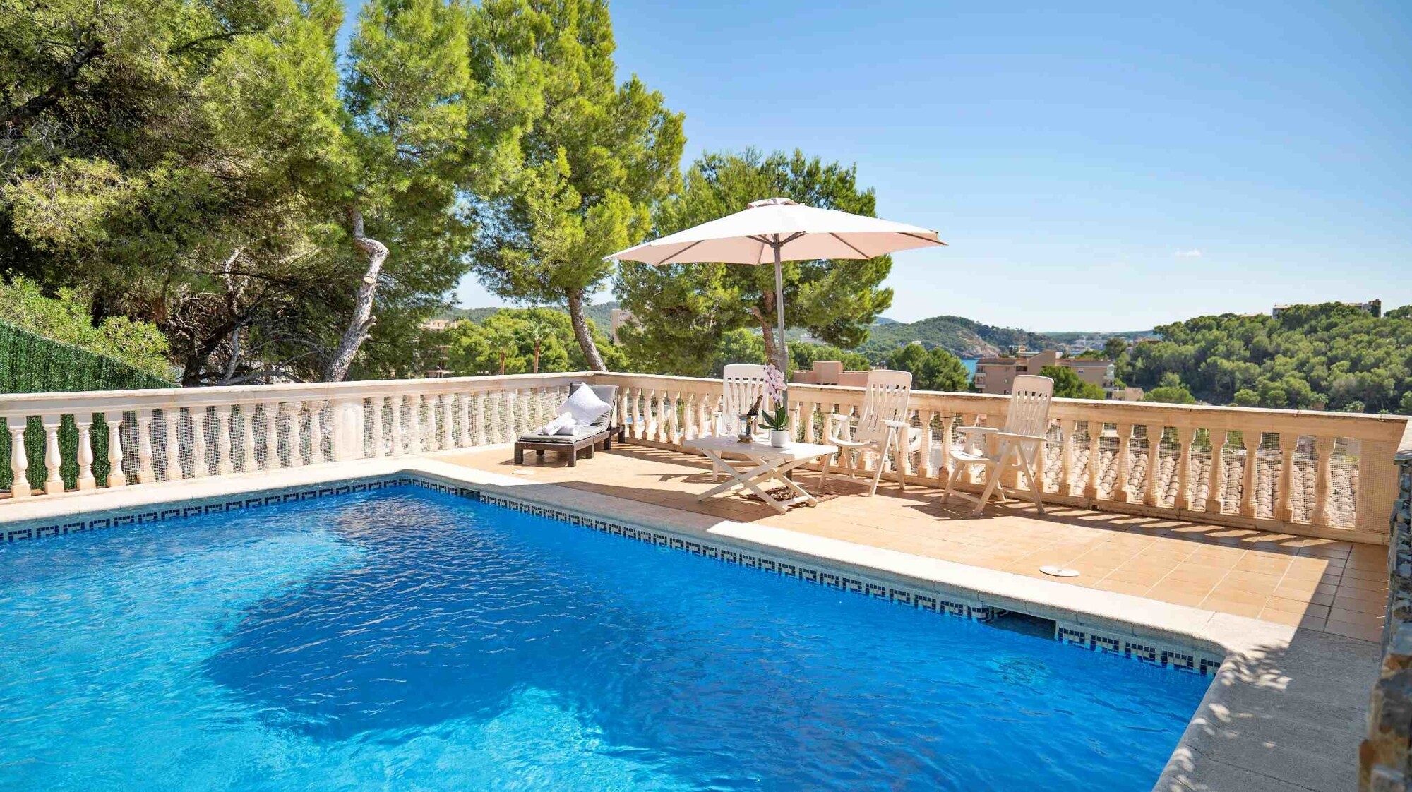 Semi-detached house in a quiet location with swimming pool and garage