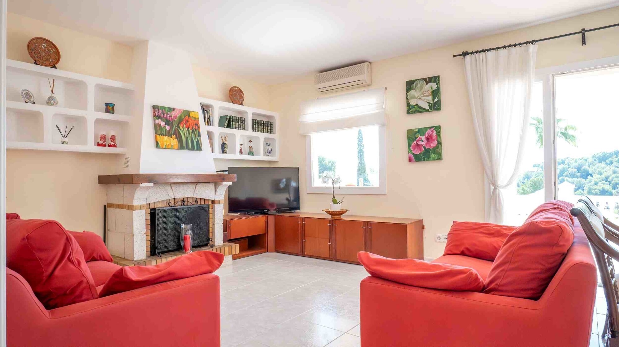 Semi-detached house in a quiet location with swimming pool and garage