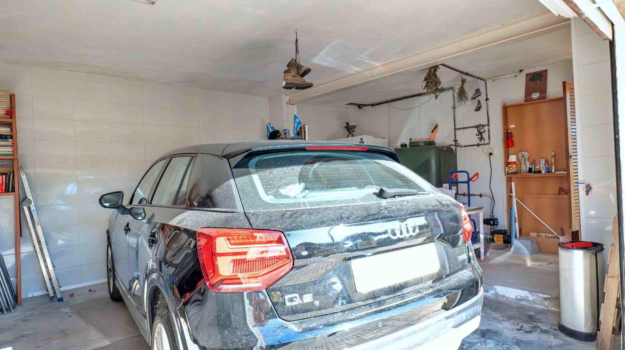 Semi-detached house in a quiet location with swimming pool and garage