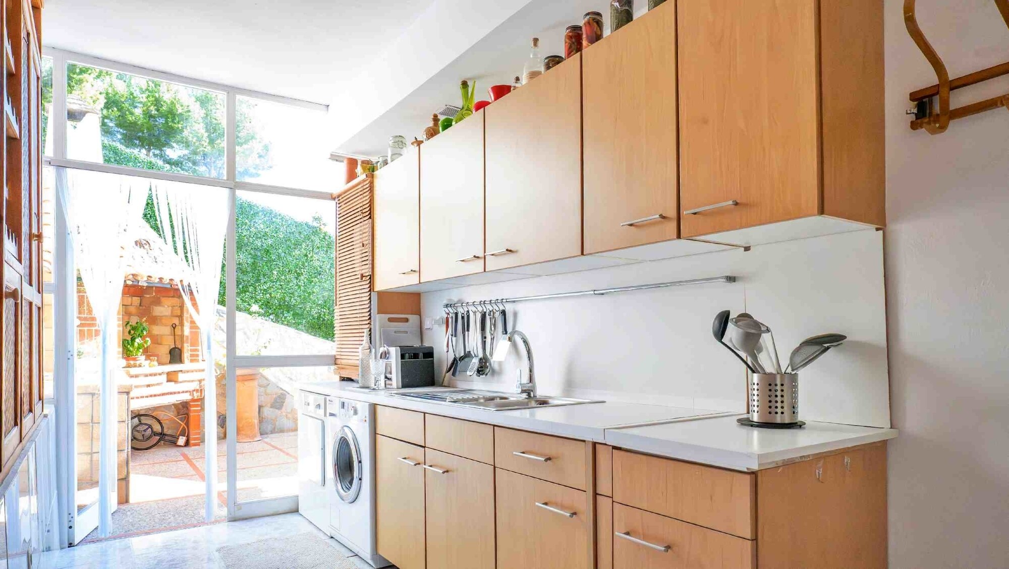 Semi-detached house in a quiet location with swimming pool and garage