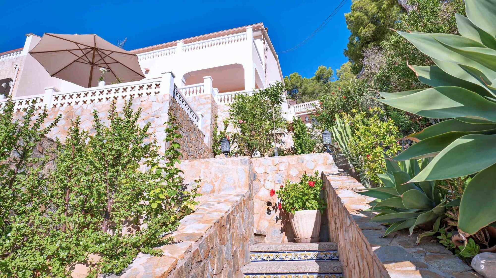 Semi-detached house in a quiet location with swimming pool and garage