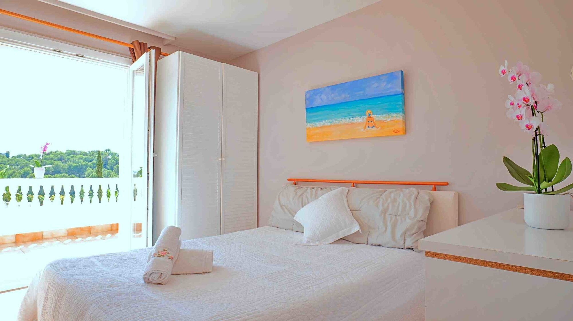 Semi-detached house in a quiet location with swimming pool and garage
