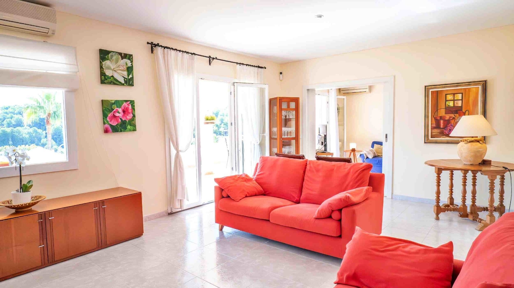 Semi-detached house in a quiet location with swimming pool and garage