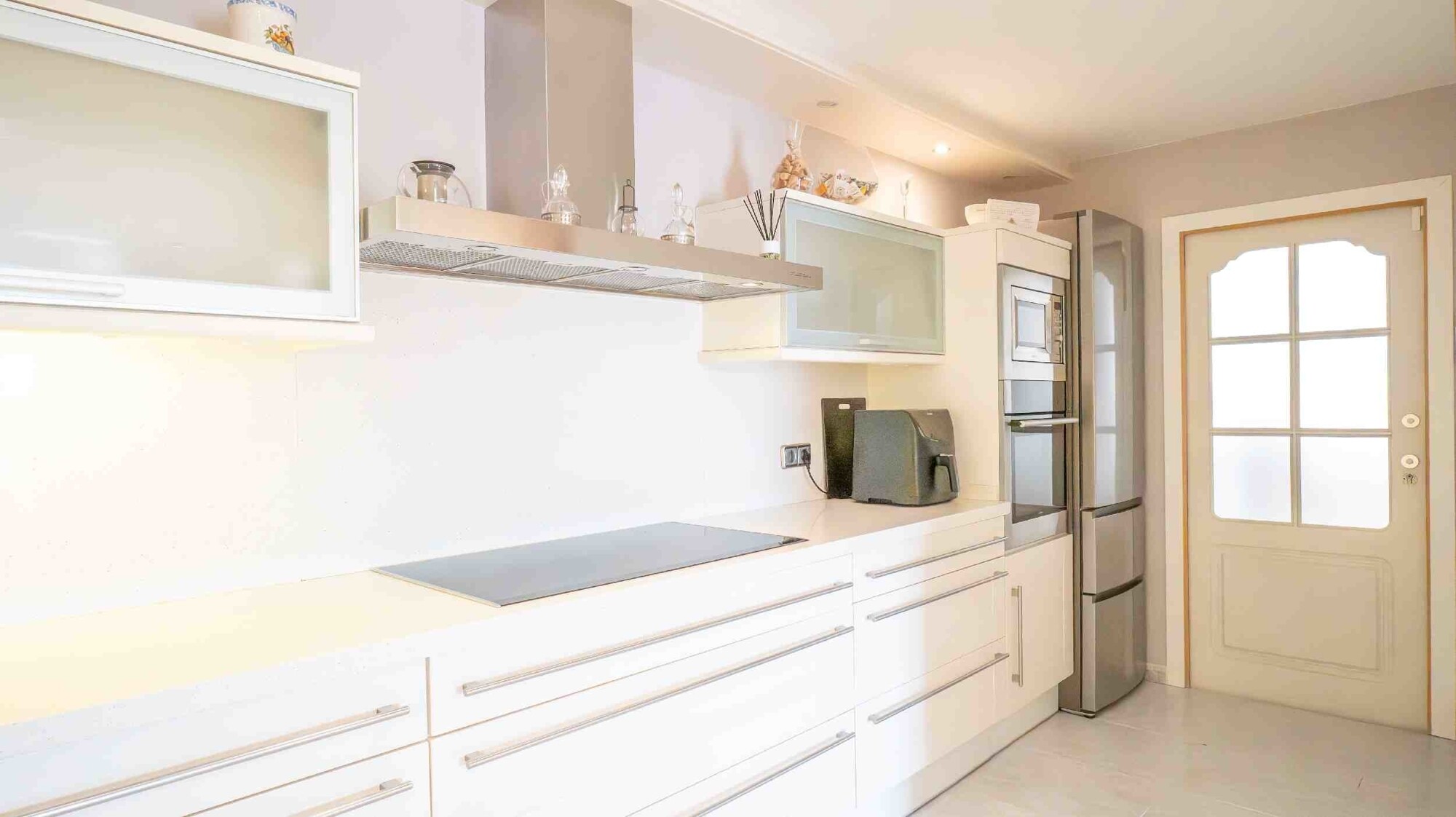Semi-detached house in a quiet location with swimming pool and garage
