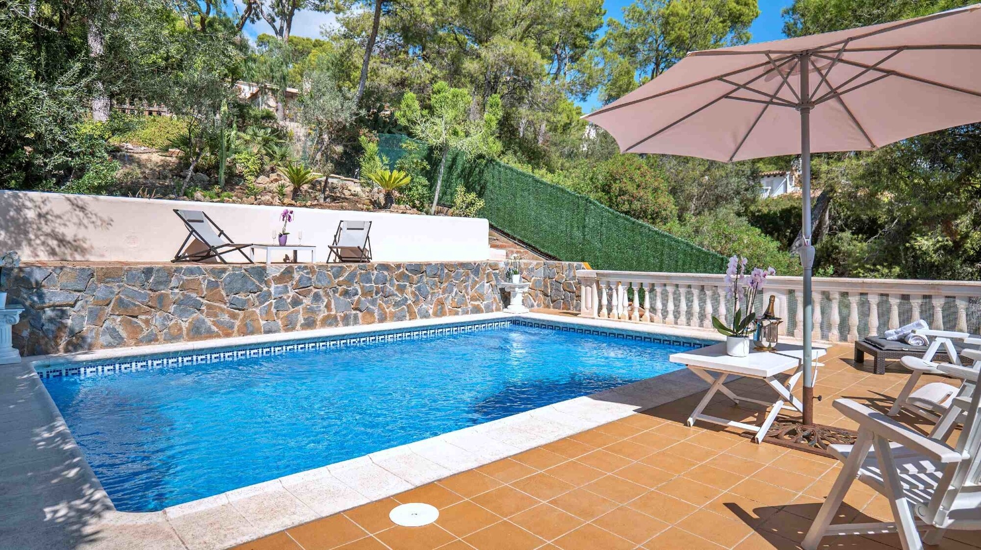 Semi-detached house in a quiet location with swimming pool and garage