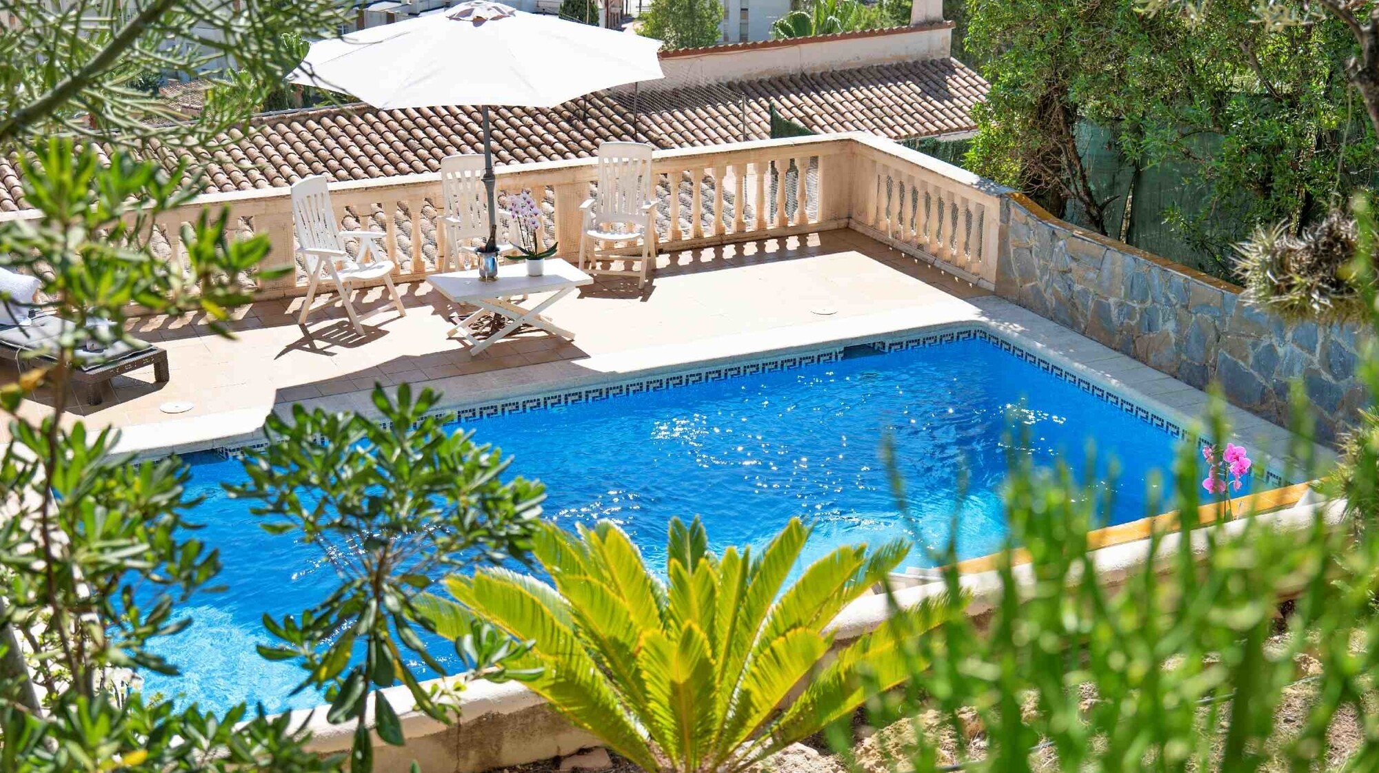 Semi-detached house in a quiet location with swimming pool and garage