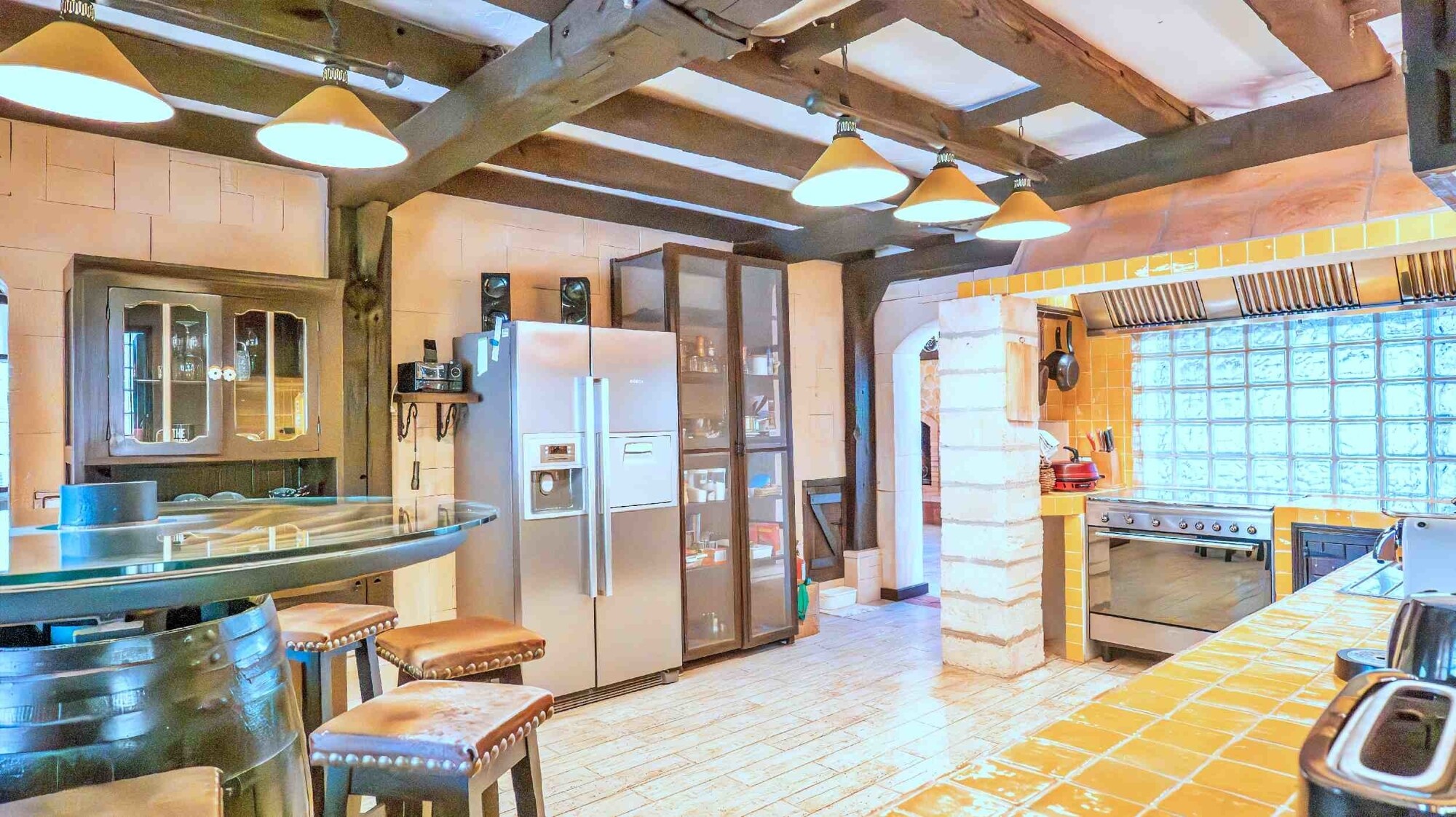 Semi-detached house in a quiet location with swimming pool and garage
