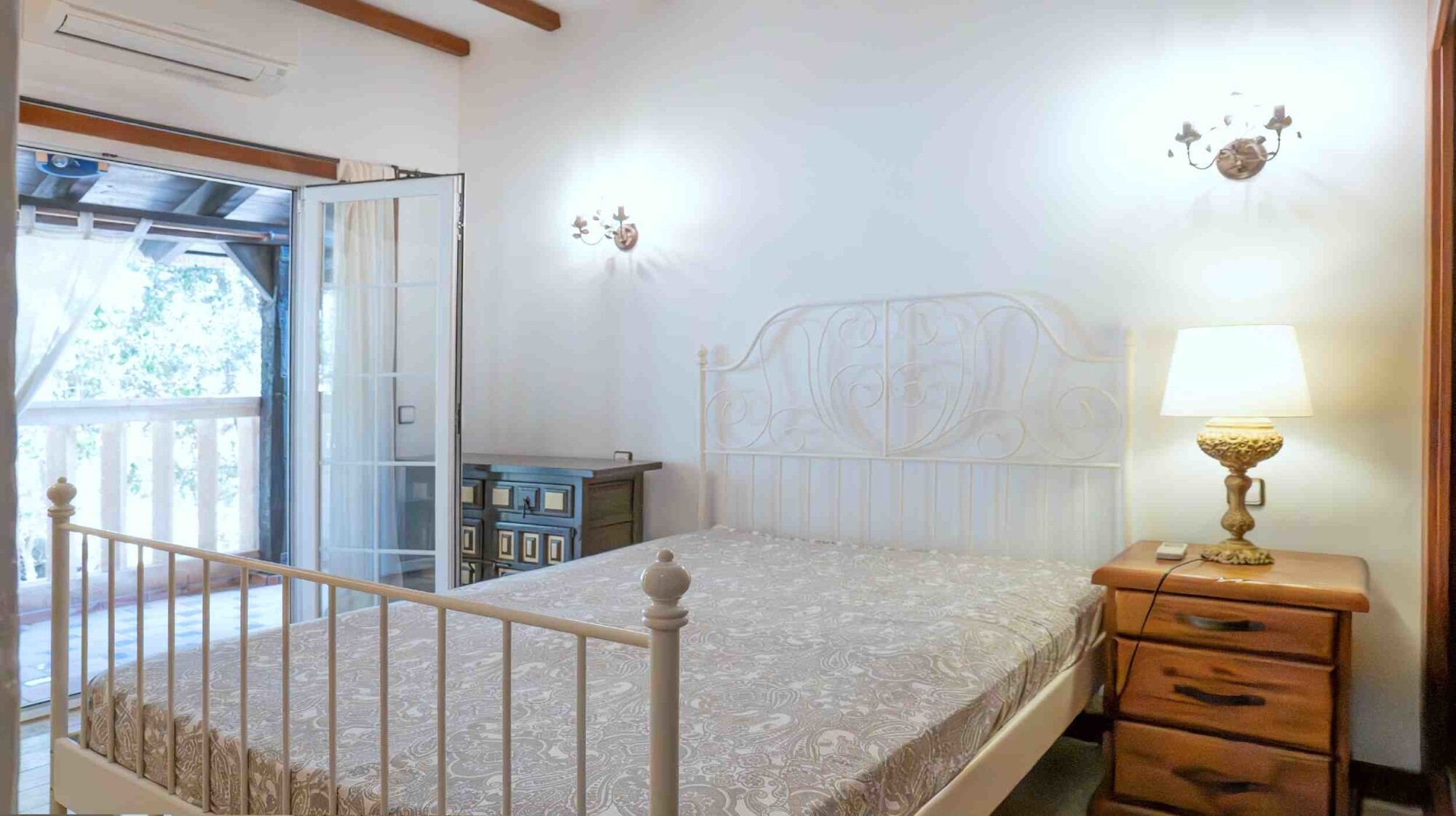 Semi-detached house in a quiet location with swimming pool and garage