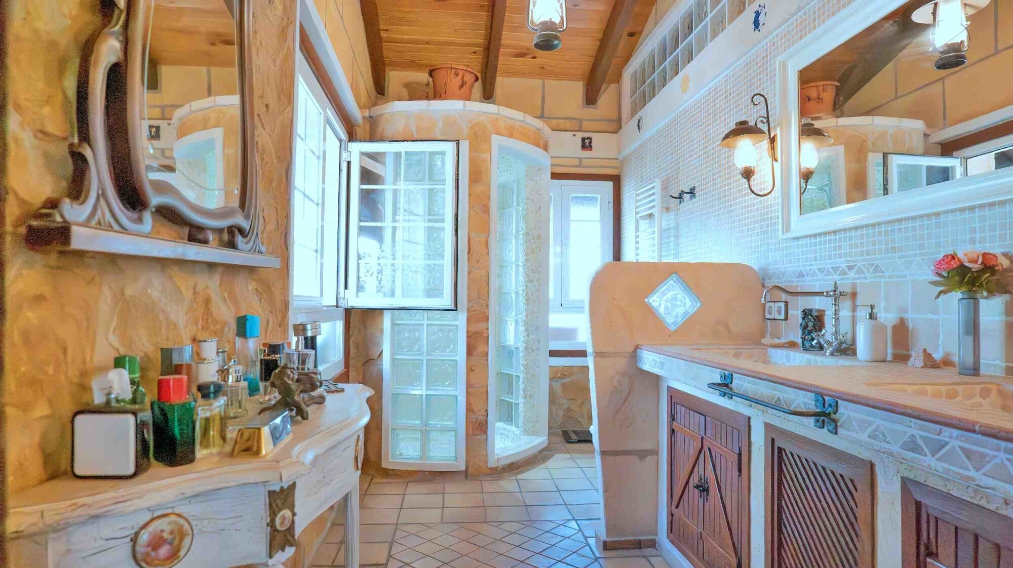 Semi-detached house in a quiet location with swimming pool and garage