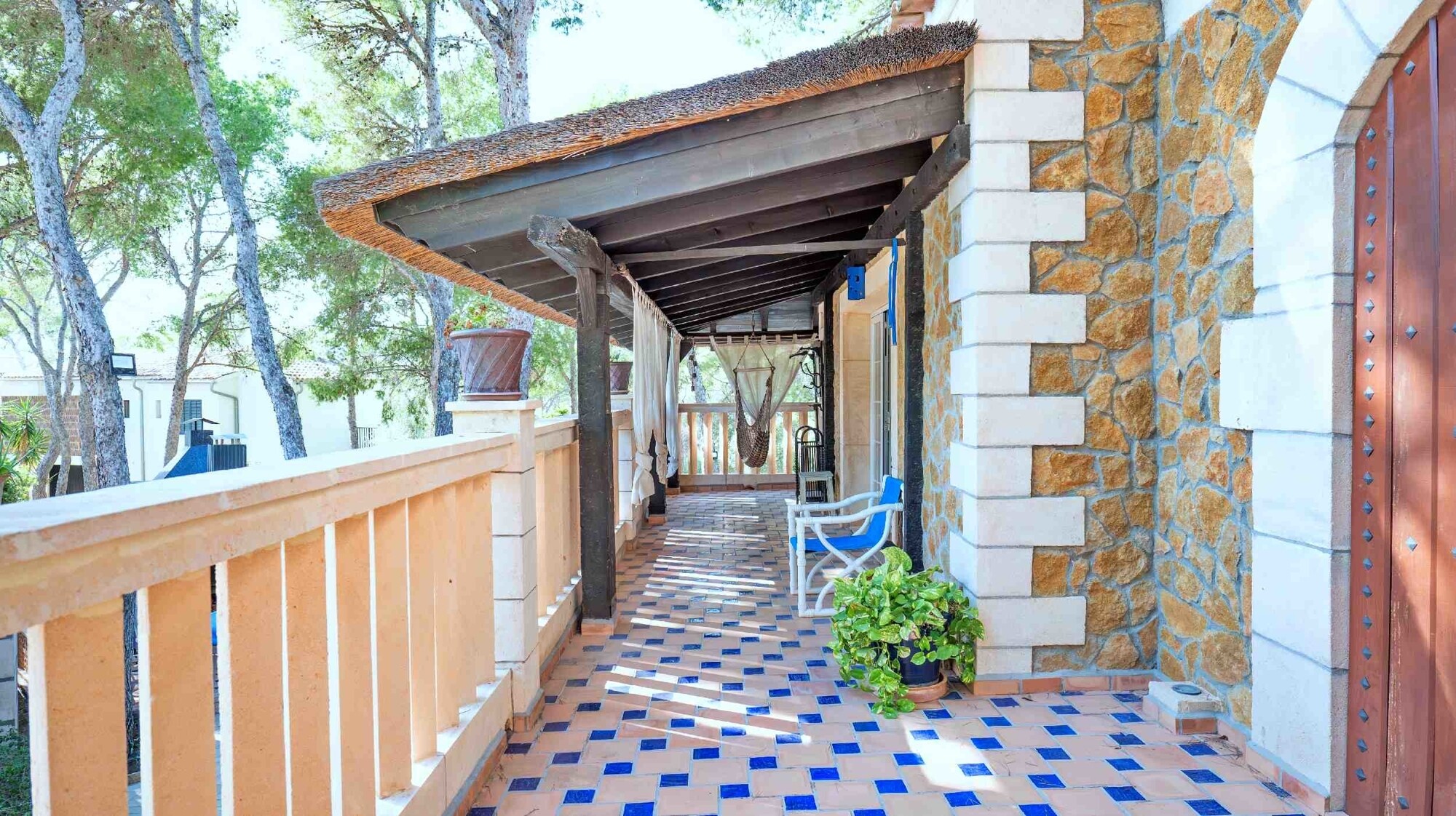 Semi-detached house in a quiet location with swimming pool and garage
