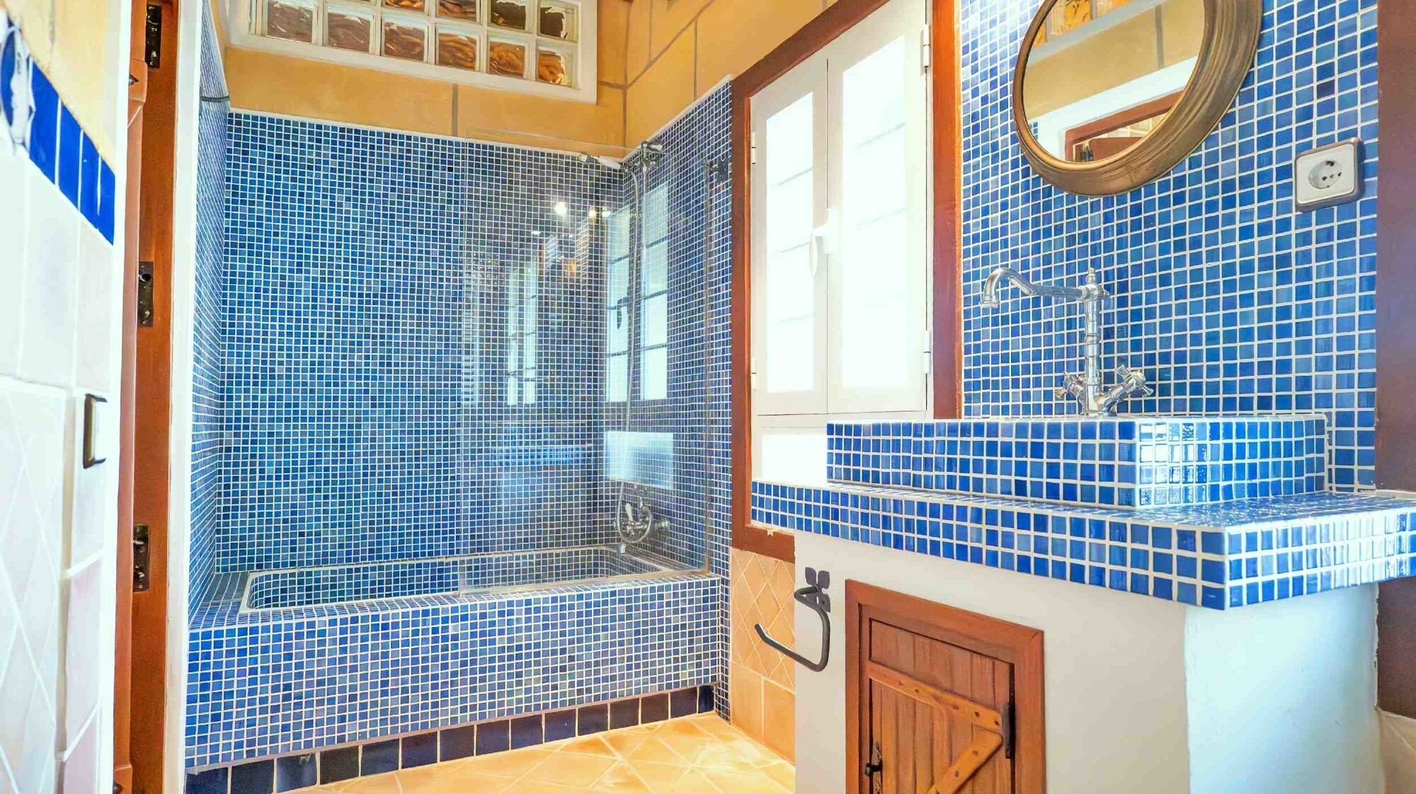 Semi-detached house in a quiet location with swimming pool and garage