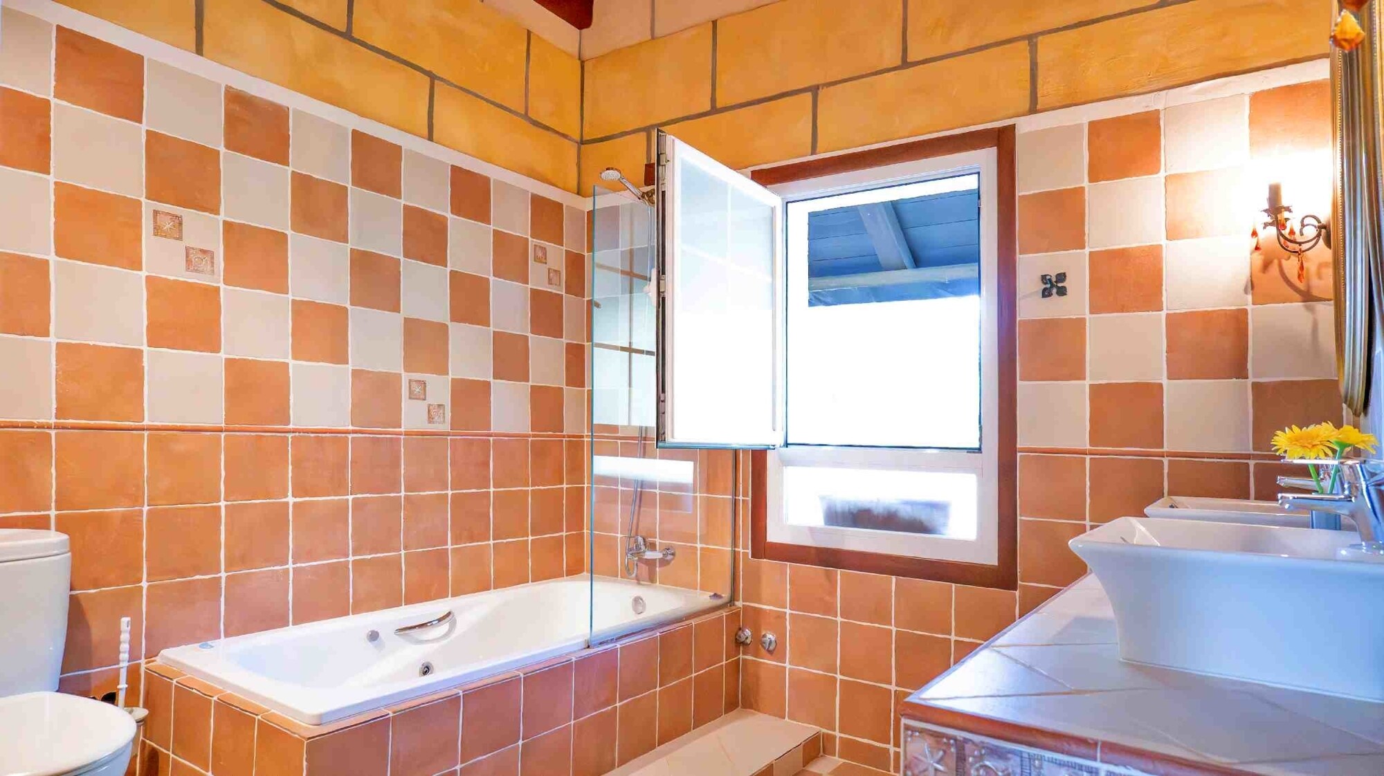 Semi-detached house in a quiet location with swimming pool and garage