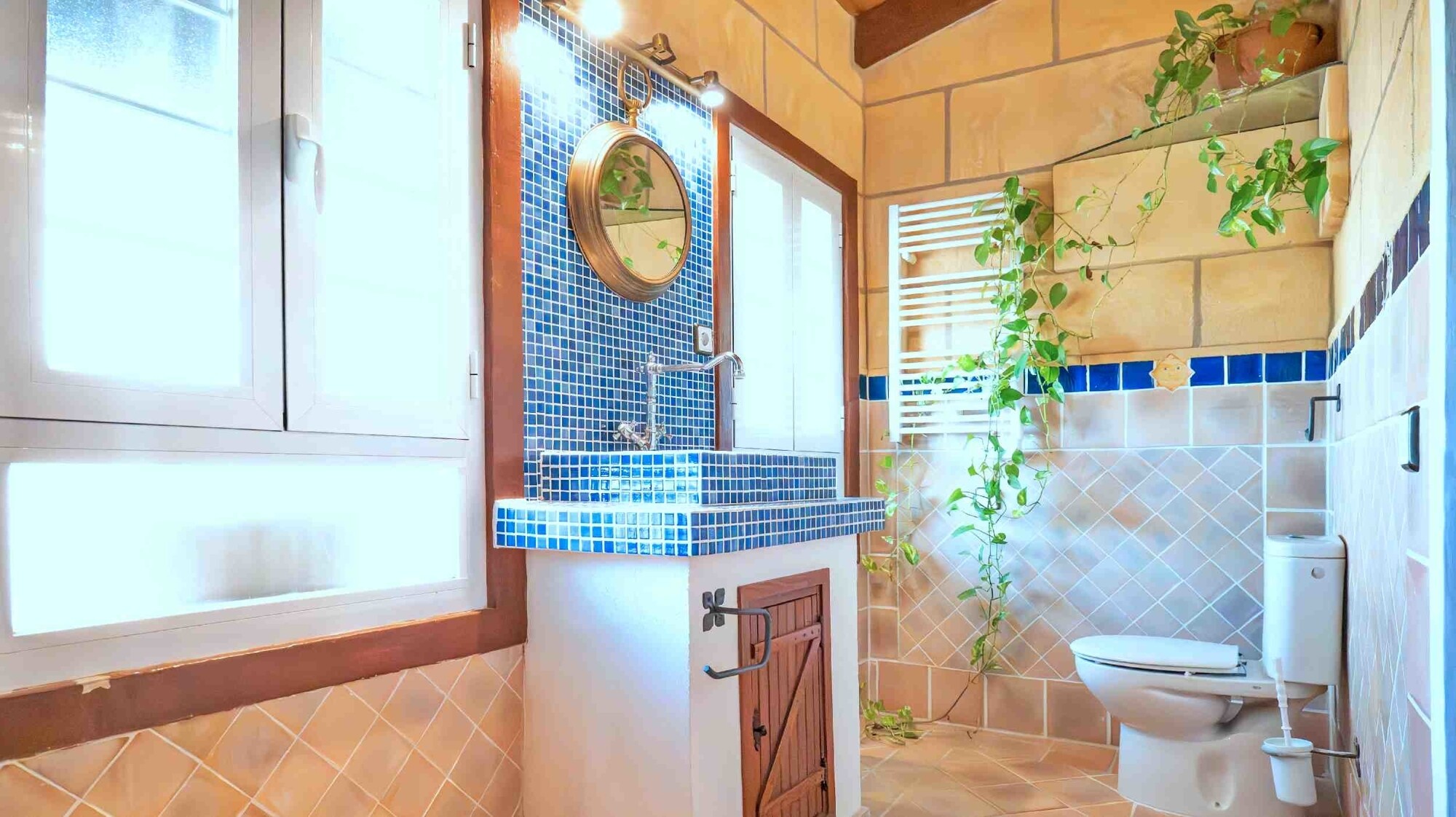 Semi-detached house in a quiet location with swimming pool and garage
