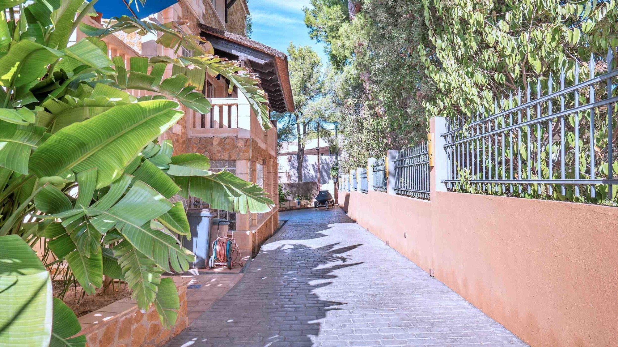 Semi-detached house in a quiet location with swimming pool and garage