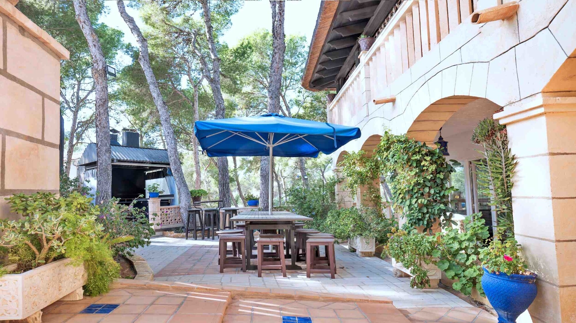 Semi-detached house in a quiet location with swimming pool and garage