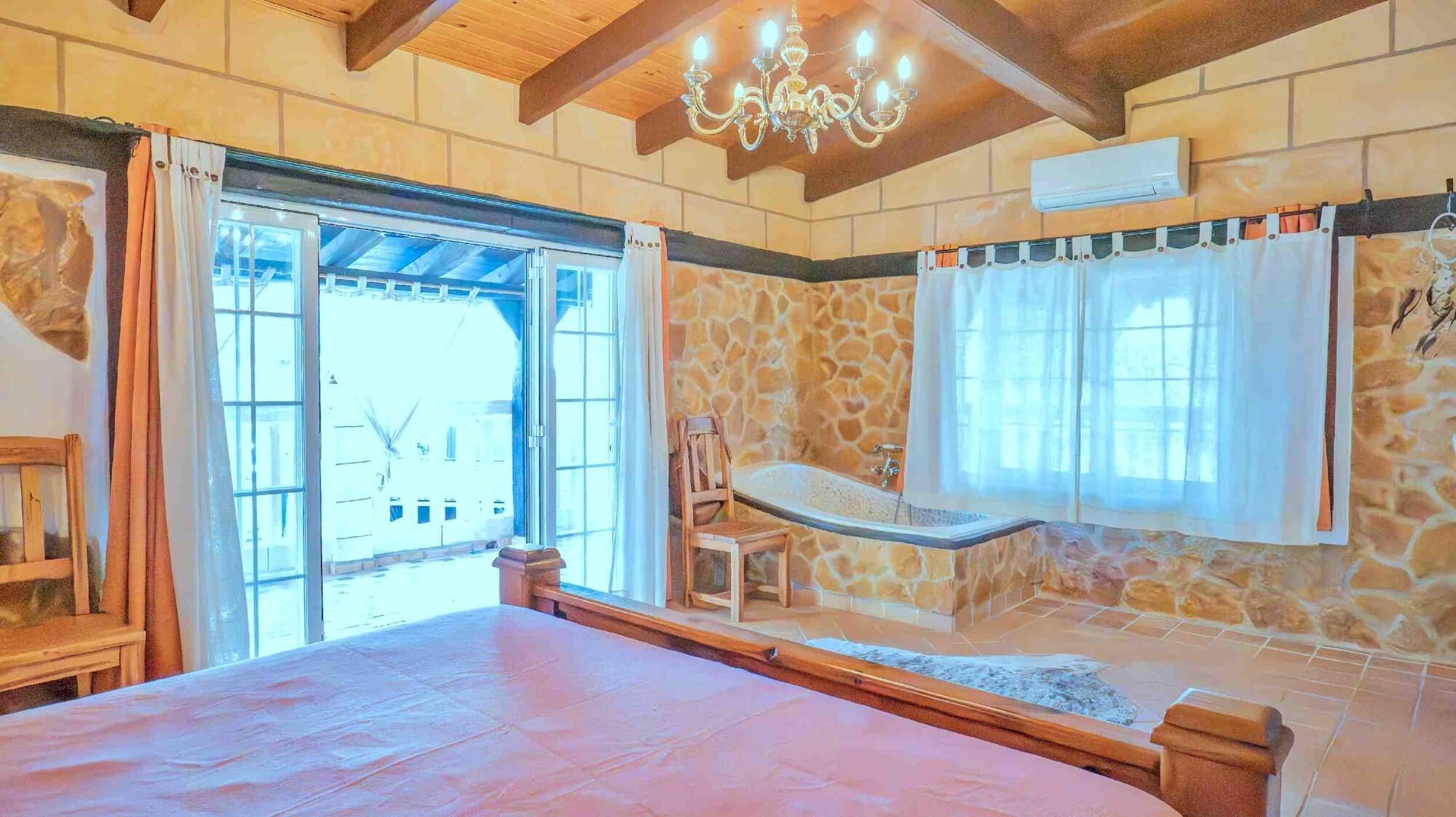 Semi-detached house in a quiet location with swimming pool and garage